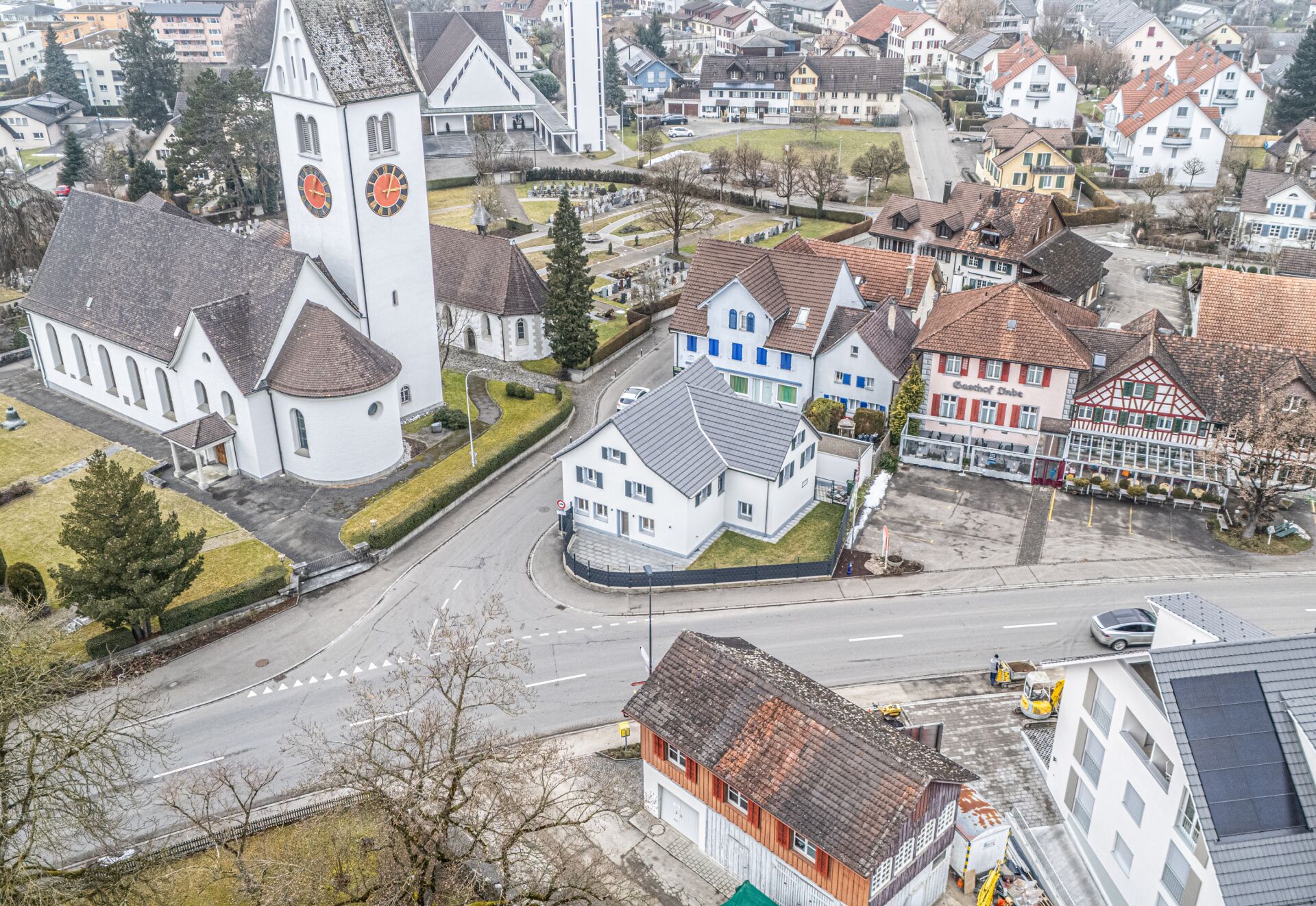 Stadtansicht mit Kirche und Wohnhäusern
