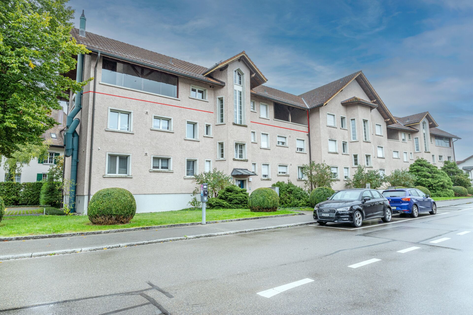 Mehrfamilienhaus mit Satteldach und Straßensicht