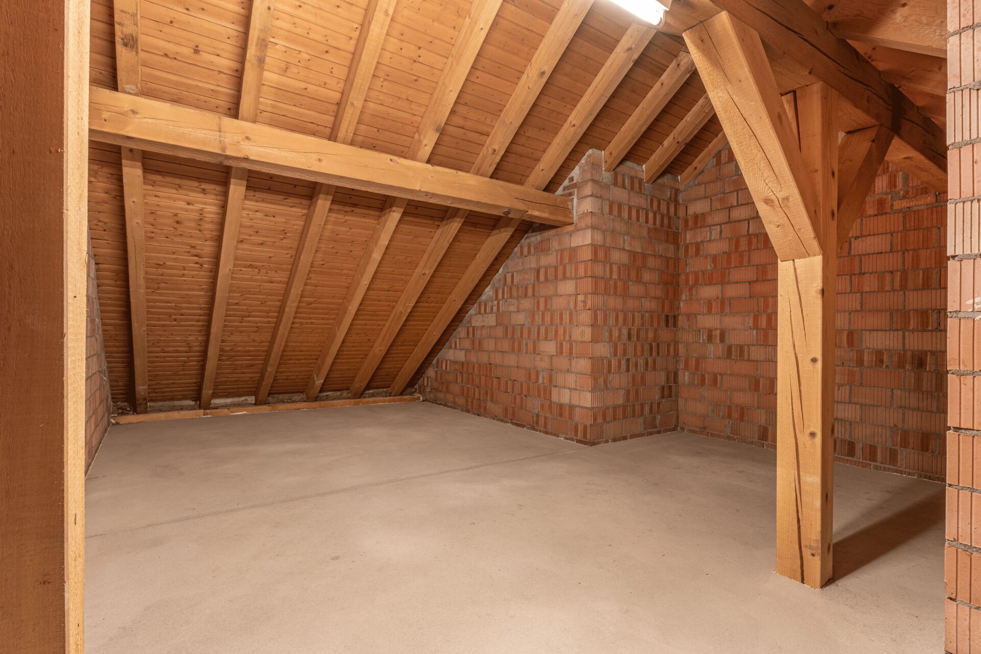 Unausgebauter Dachboden mit Holzsparren