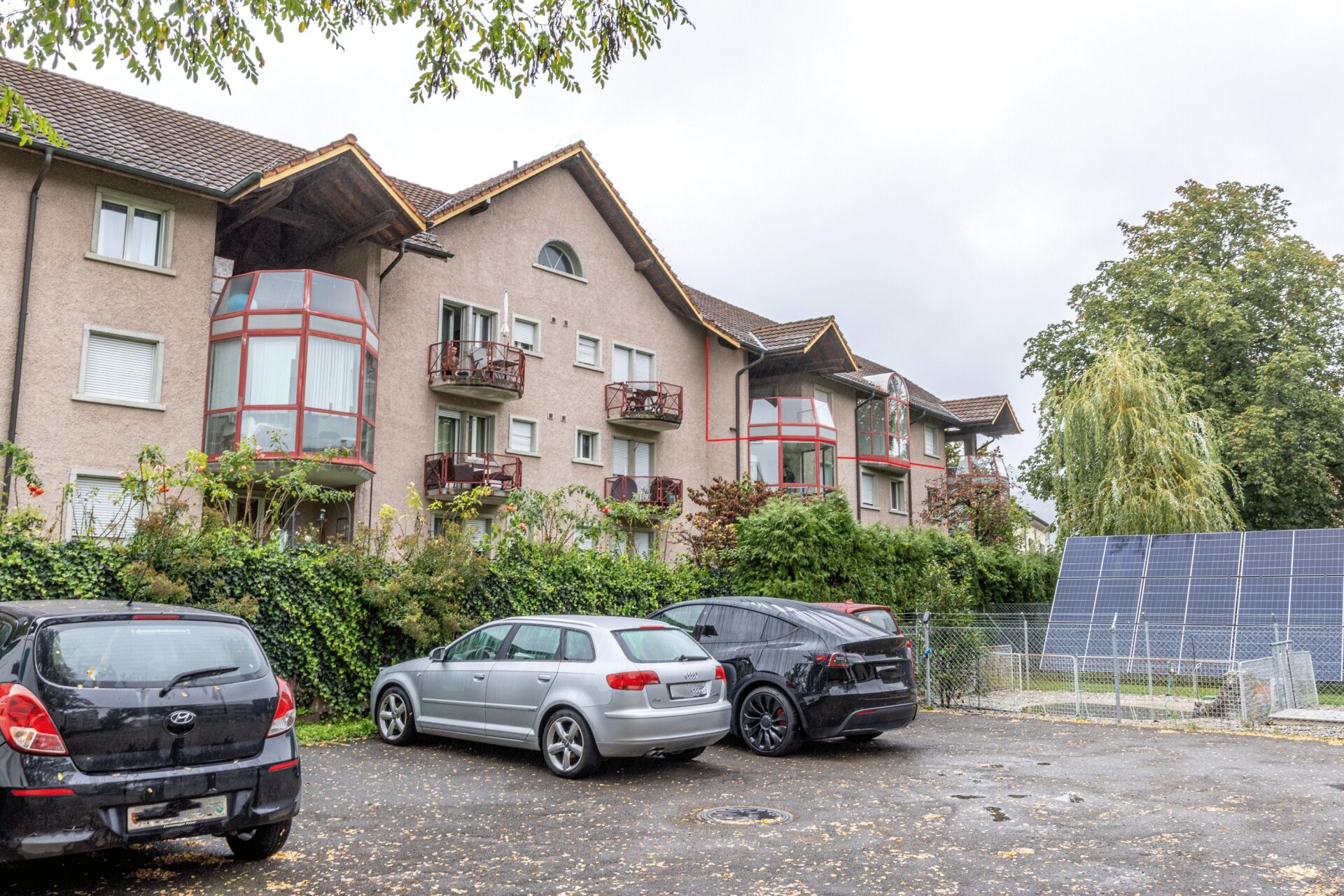 Mehrfamilienhaus mit Balkonen und Stellplätzen