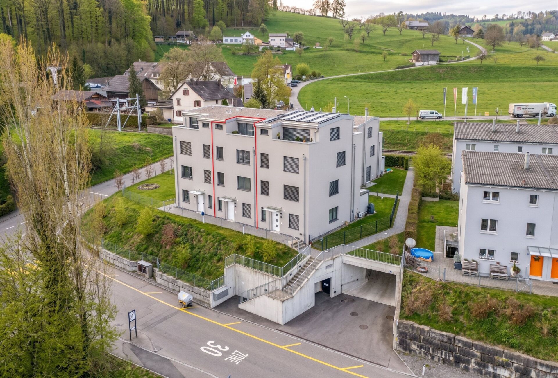 Luftaufnahme einer modernen Wohnanlage im Grünen