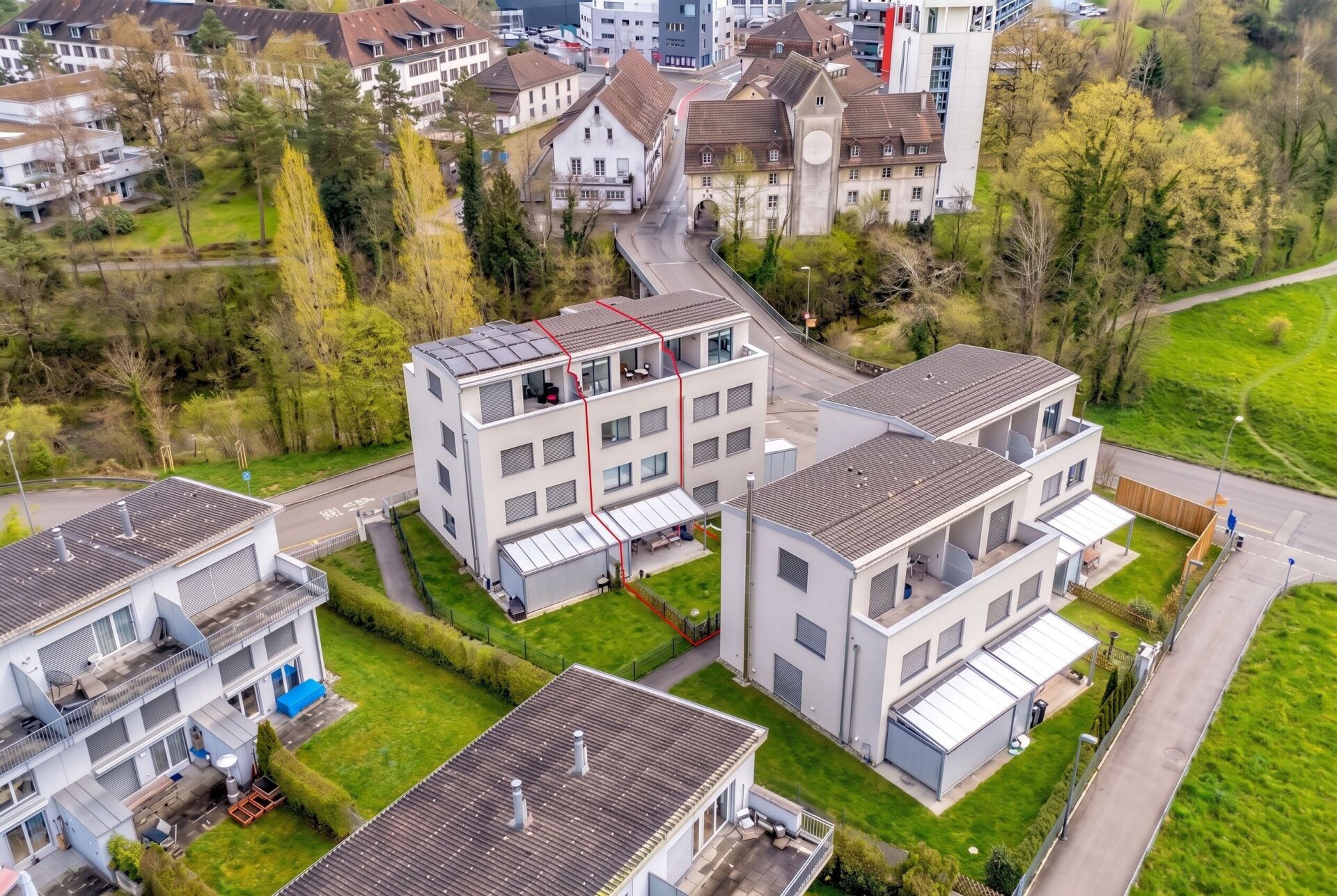 Luftaufnahme einer modernen Wohnanlage mit Reihenhäusern