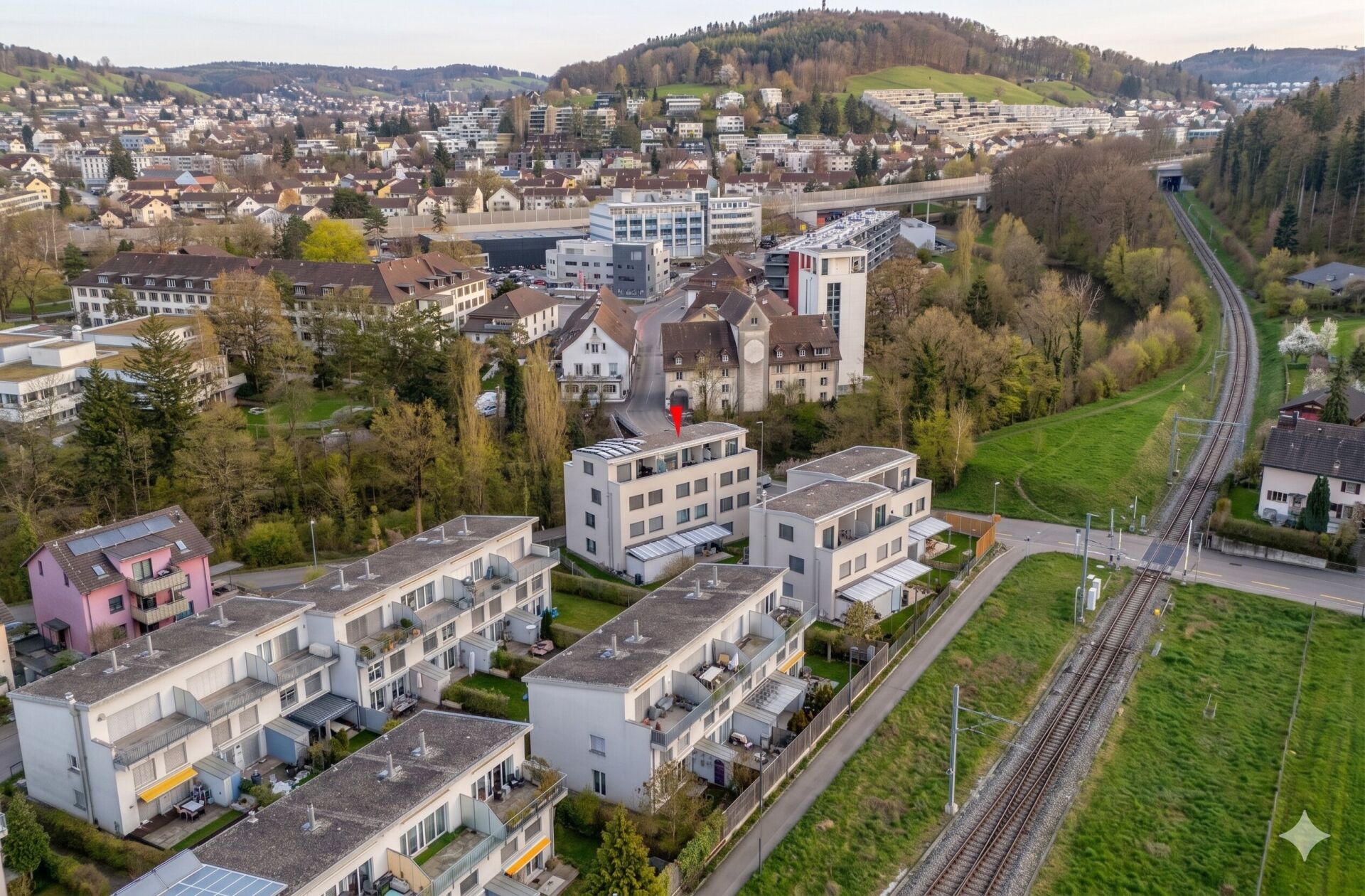 Luftaufnahme eines Wohngebiets mit Bahntrasse