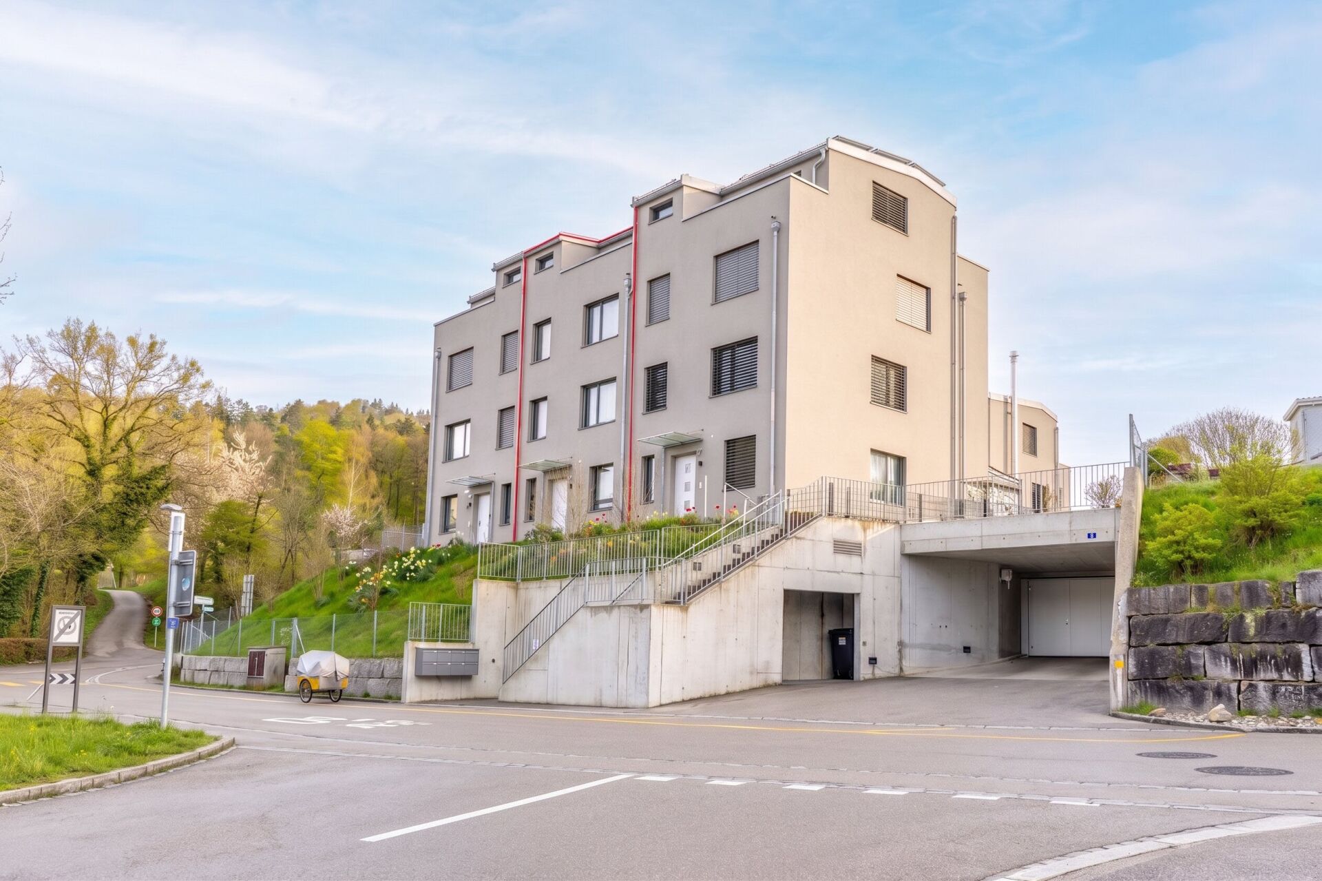 Mehrfamilienhaus am Hang mit Tiefgarage