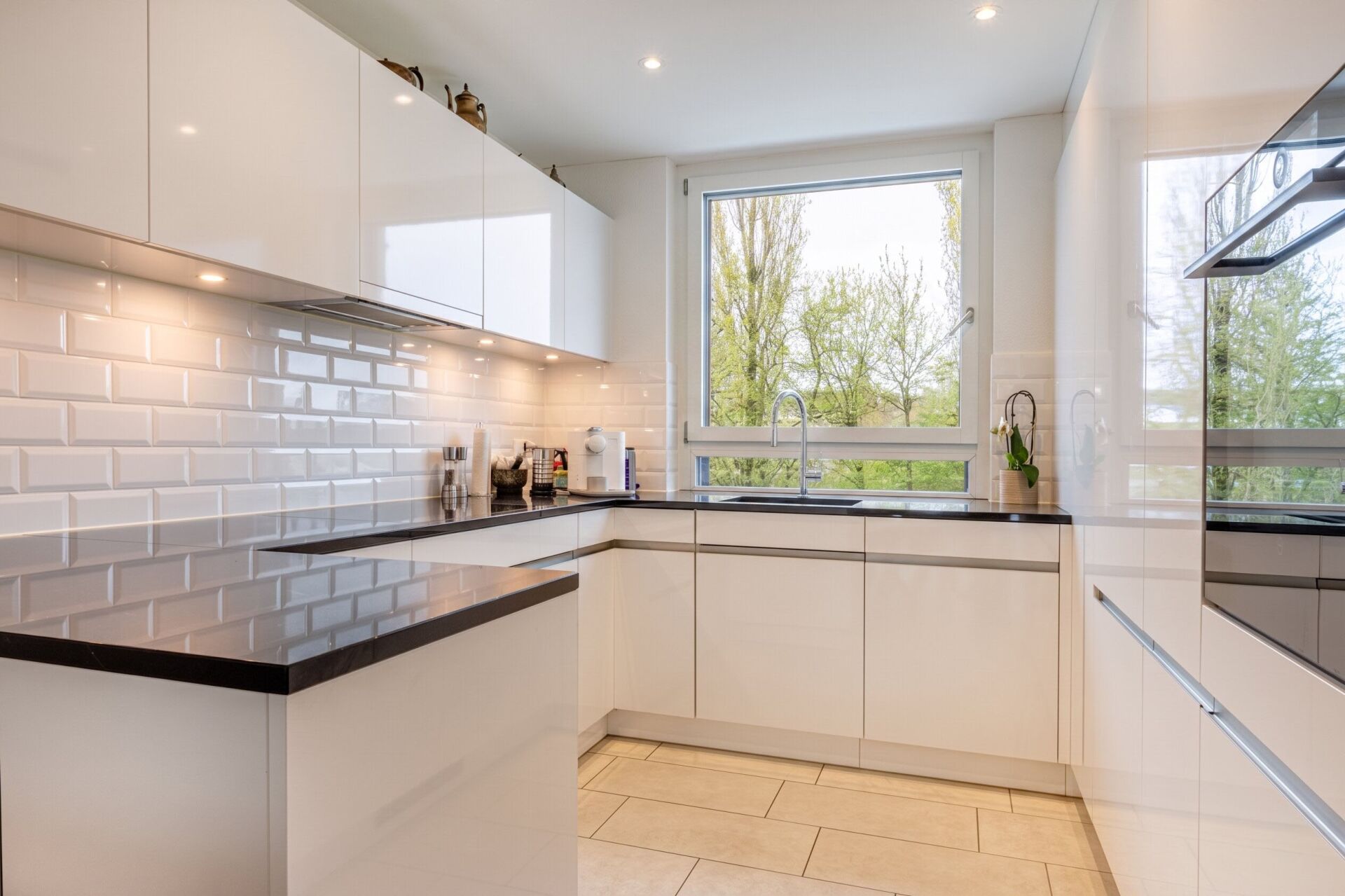Moderne weiße Küche mit Fensterblick