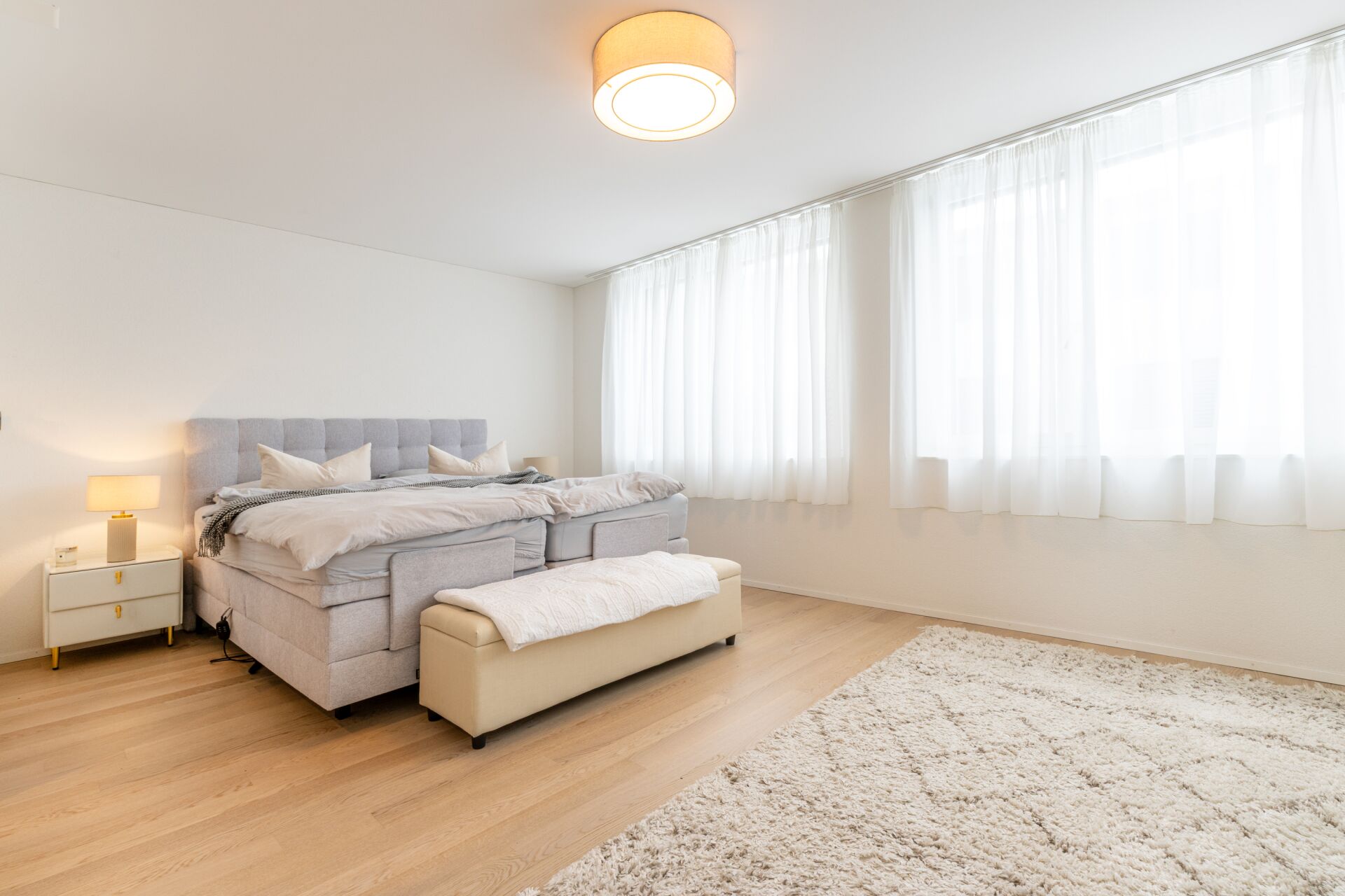 Helles Schlafzimmer mit großen Fenstern