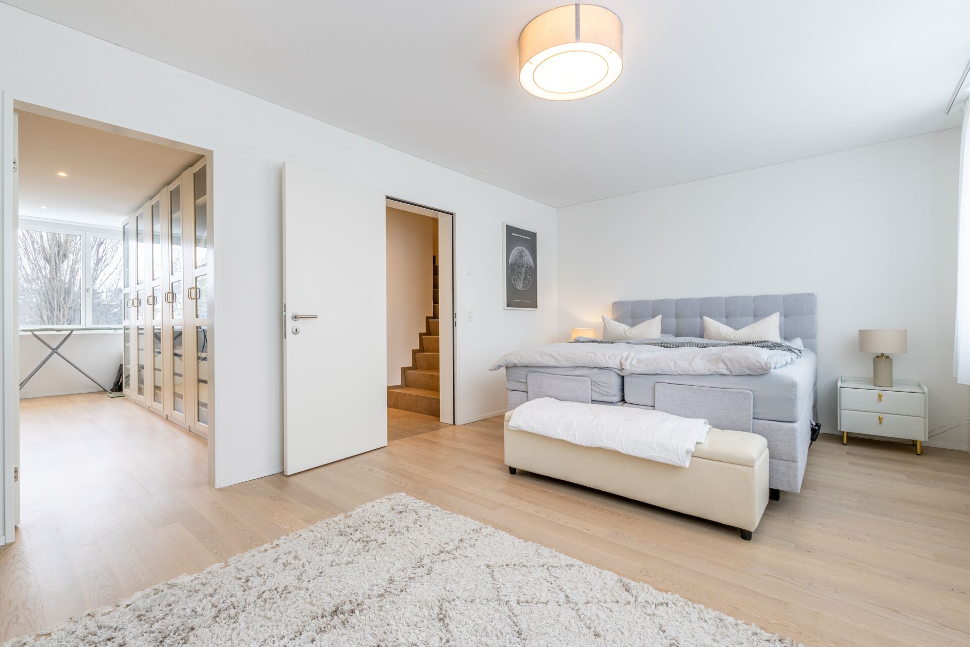 Helles Schlafzimmer mit Ankleidebereich