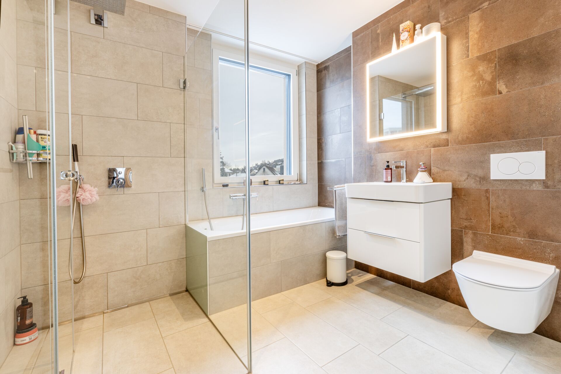 Modernes Badezimmer mit Dusche, Wanne und WC
