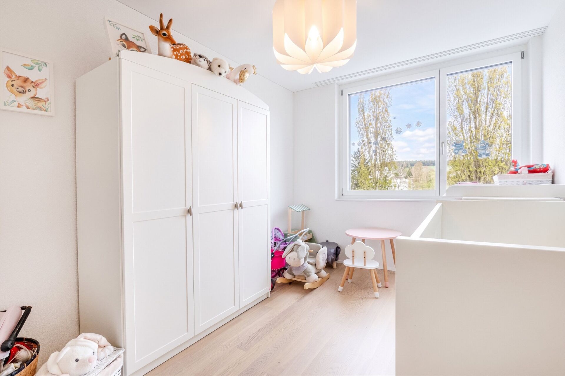 Helles Kinderzimmer mit Kleiderschrank