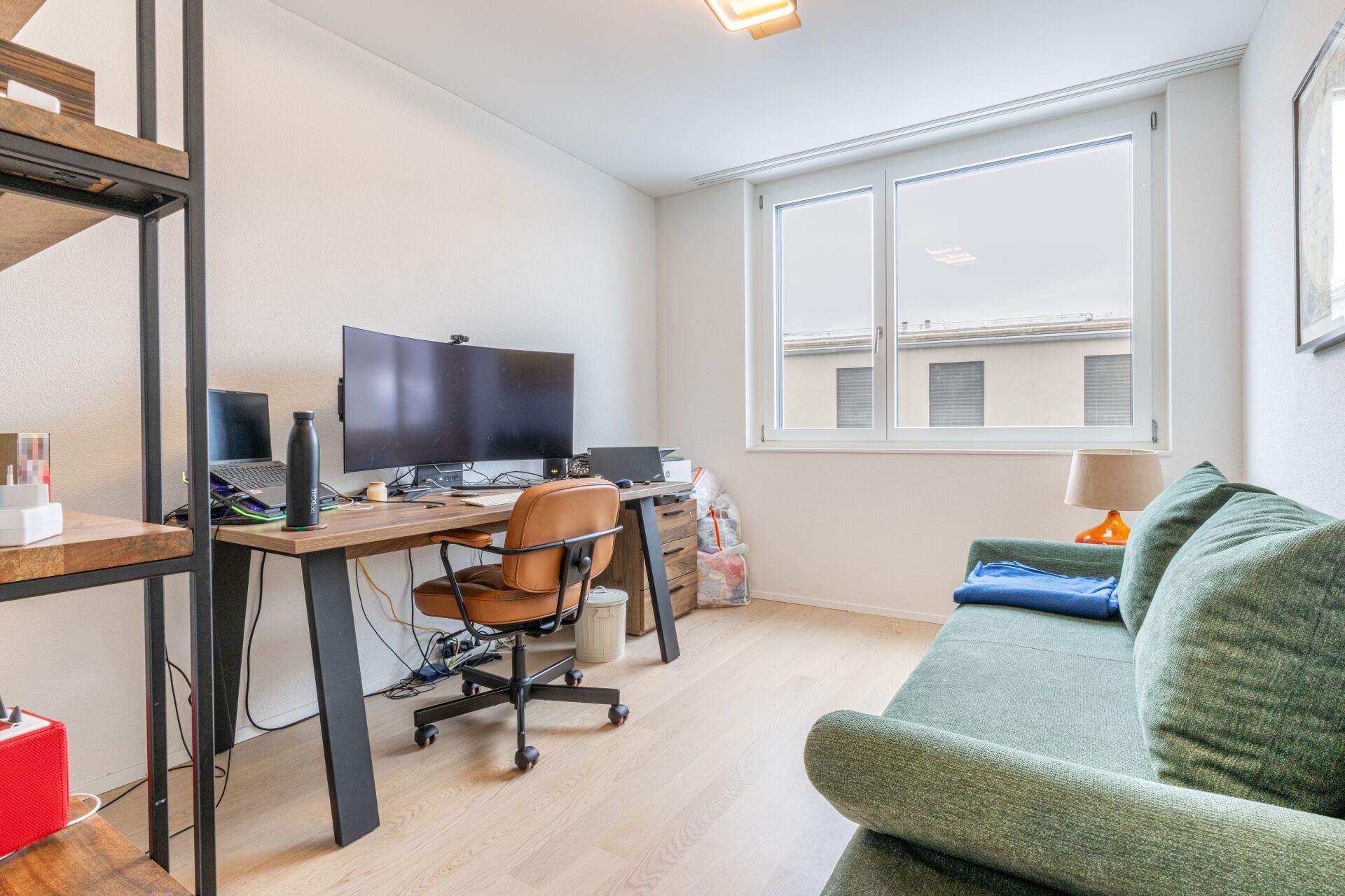 Arbeitszimmer mit Sofa