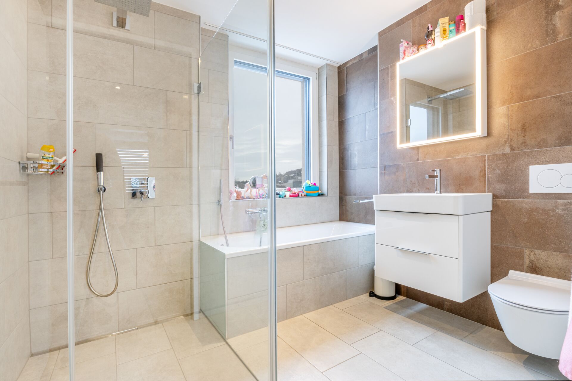 Modernes Badezimmer mit Dusche, Wanne, Waschtisch und WC