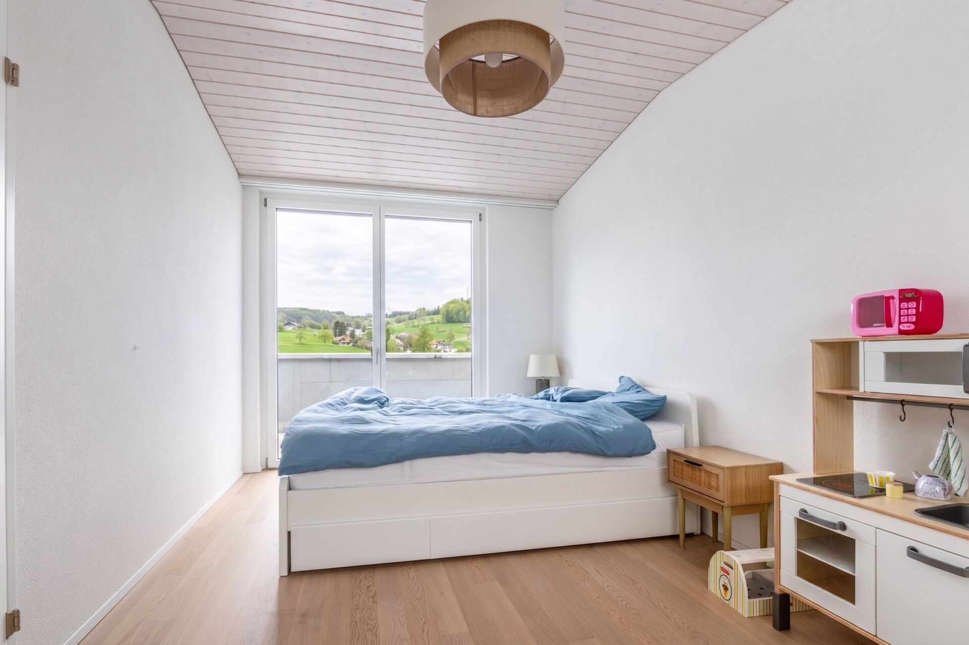 Helles Schlafzimmer mit Aussicht
