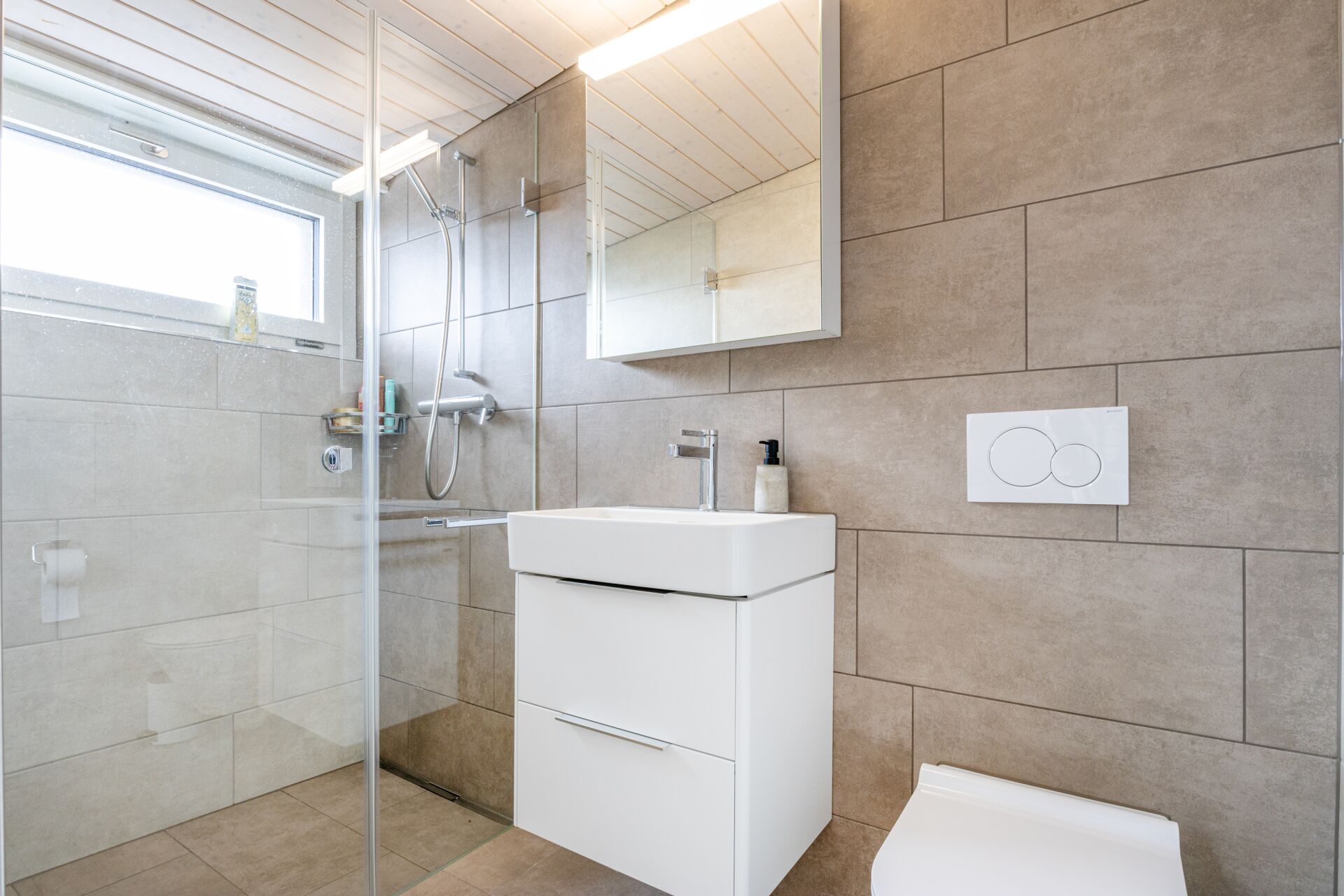 Modernes Badezimmer mit begehbarer Dusche