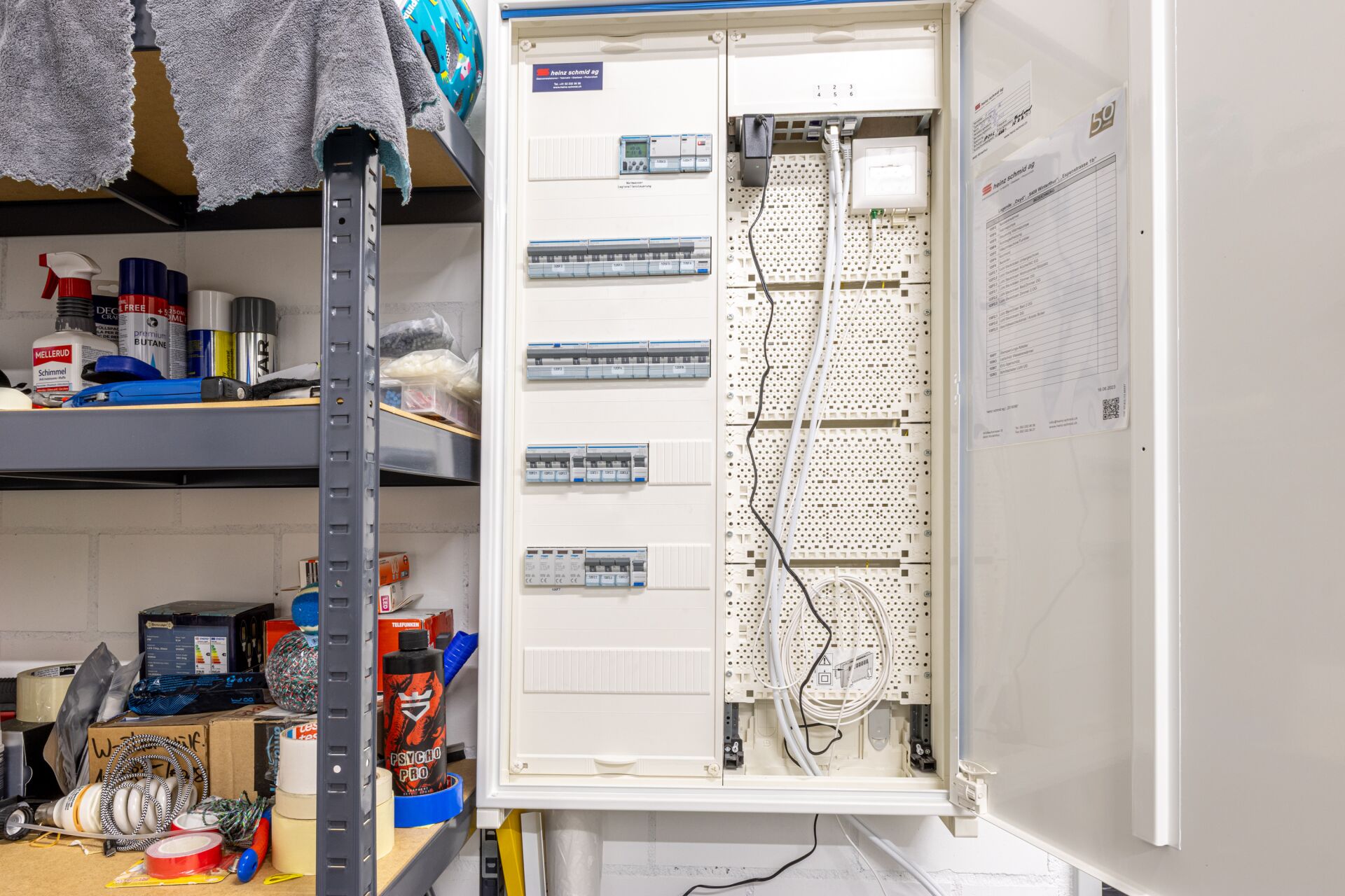 Technikraum mit Elektroverteilung und Regalen