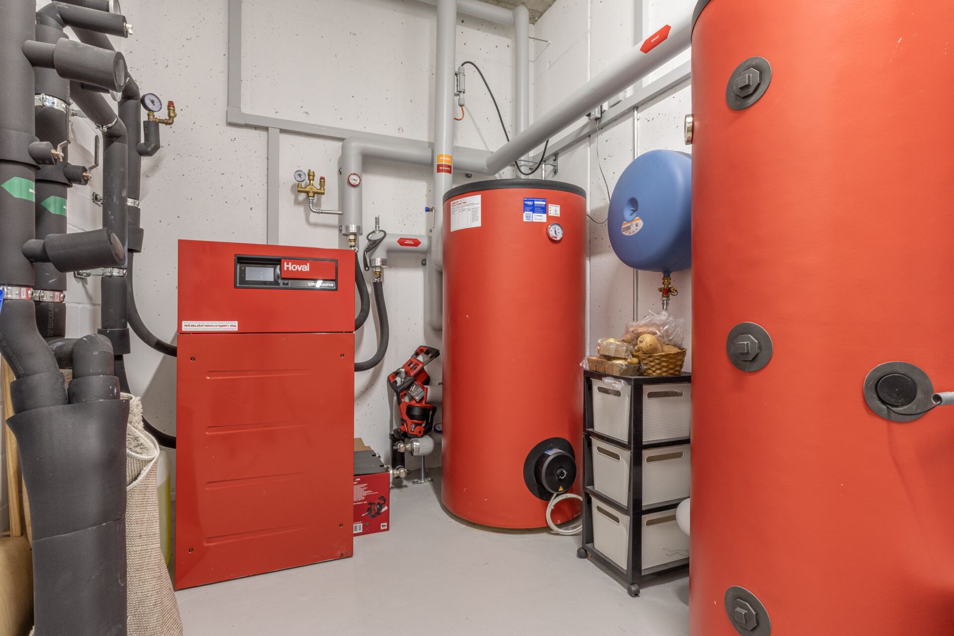Heizraum mit Technik und Pufferspeichern