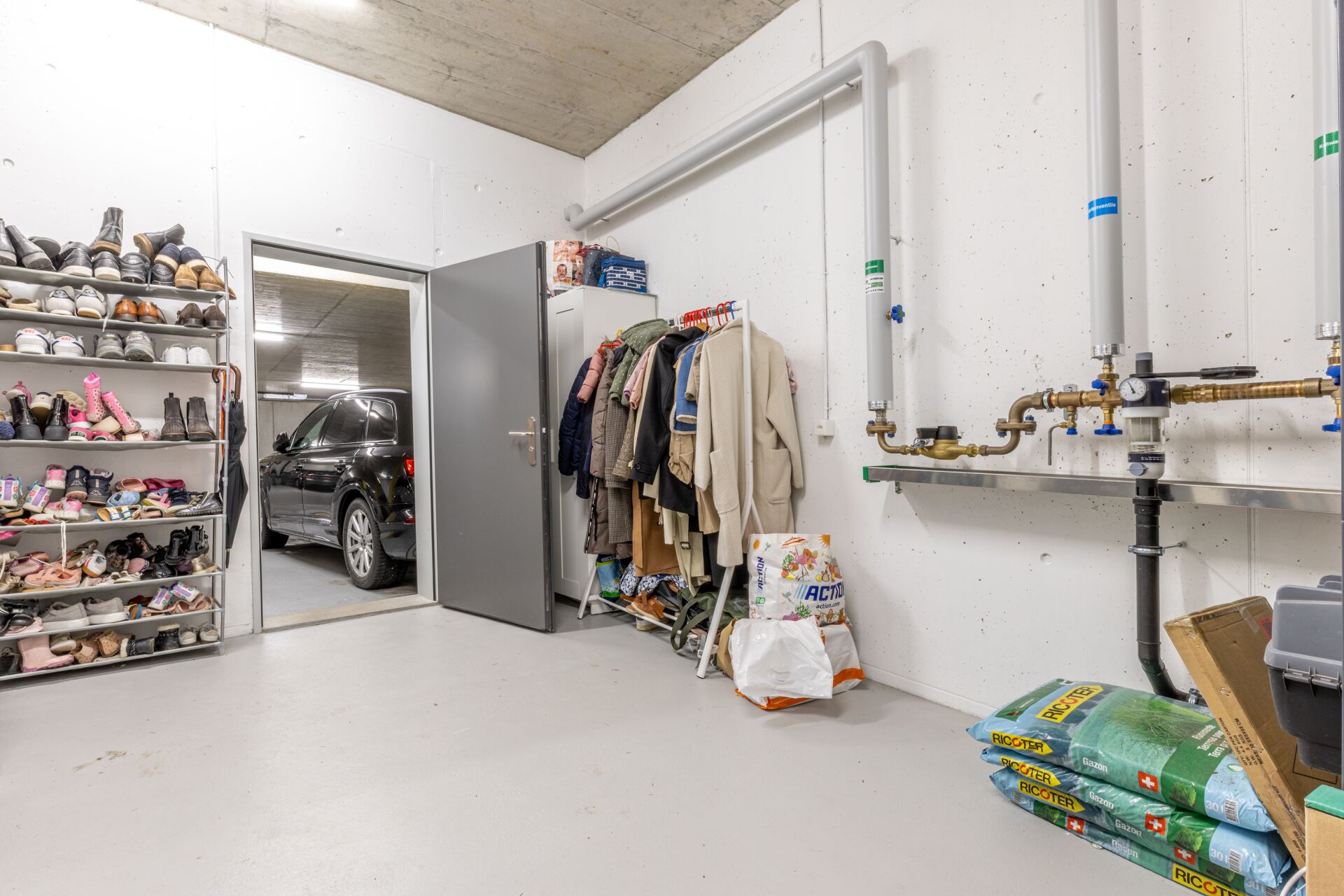 Technikraum im Keller mit Zugang zur Garage