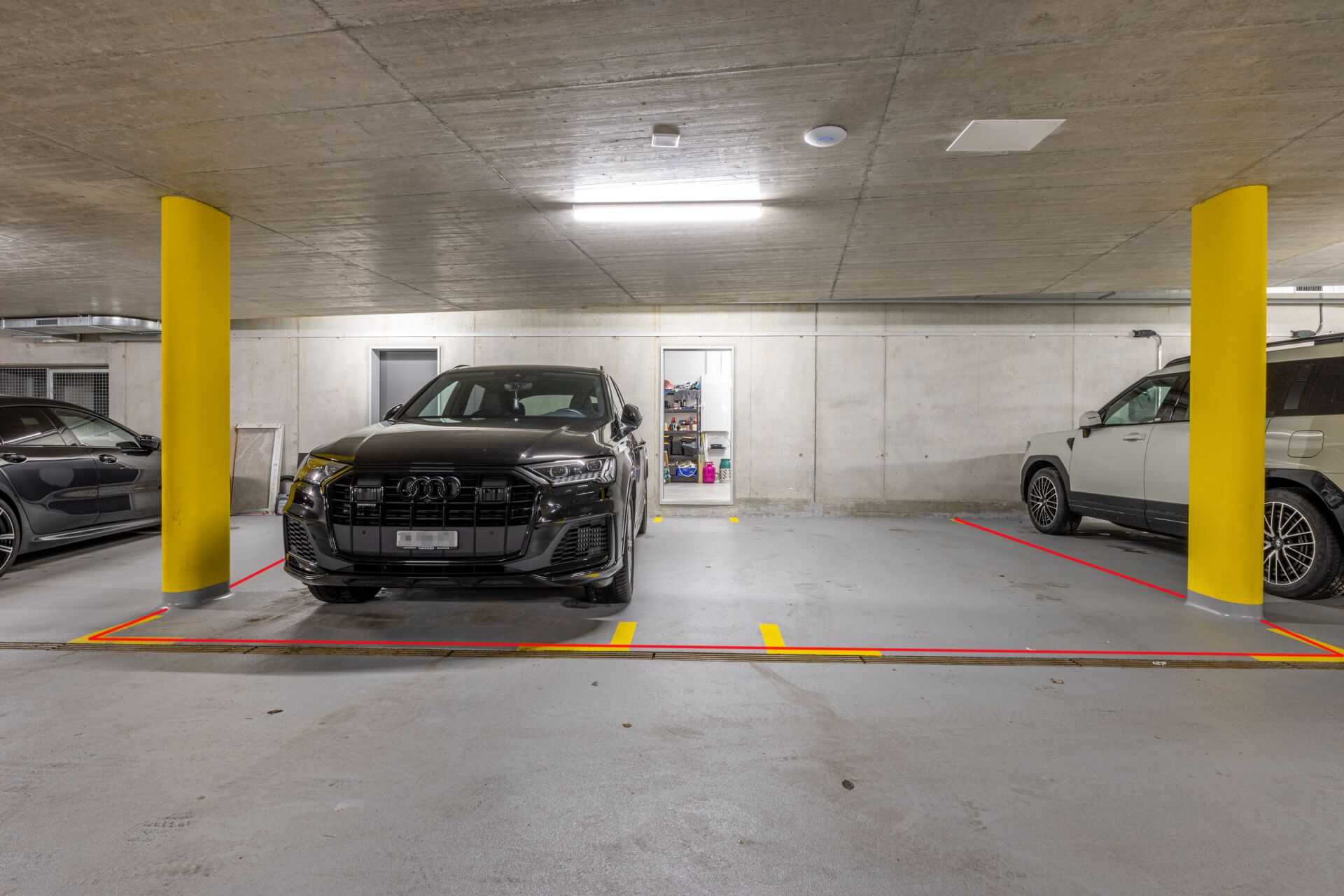 Tiefgarage mit parkenden SUVs