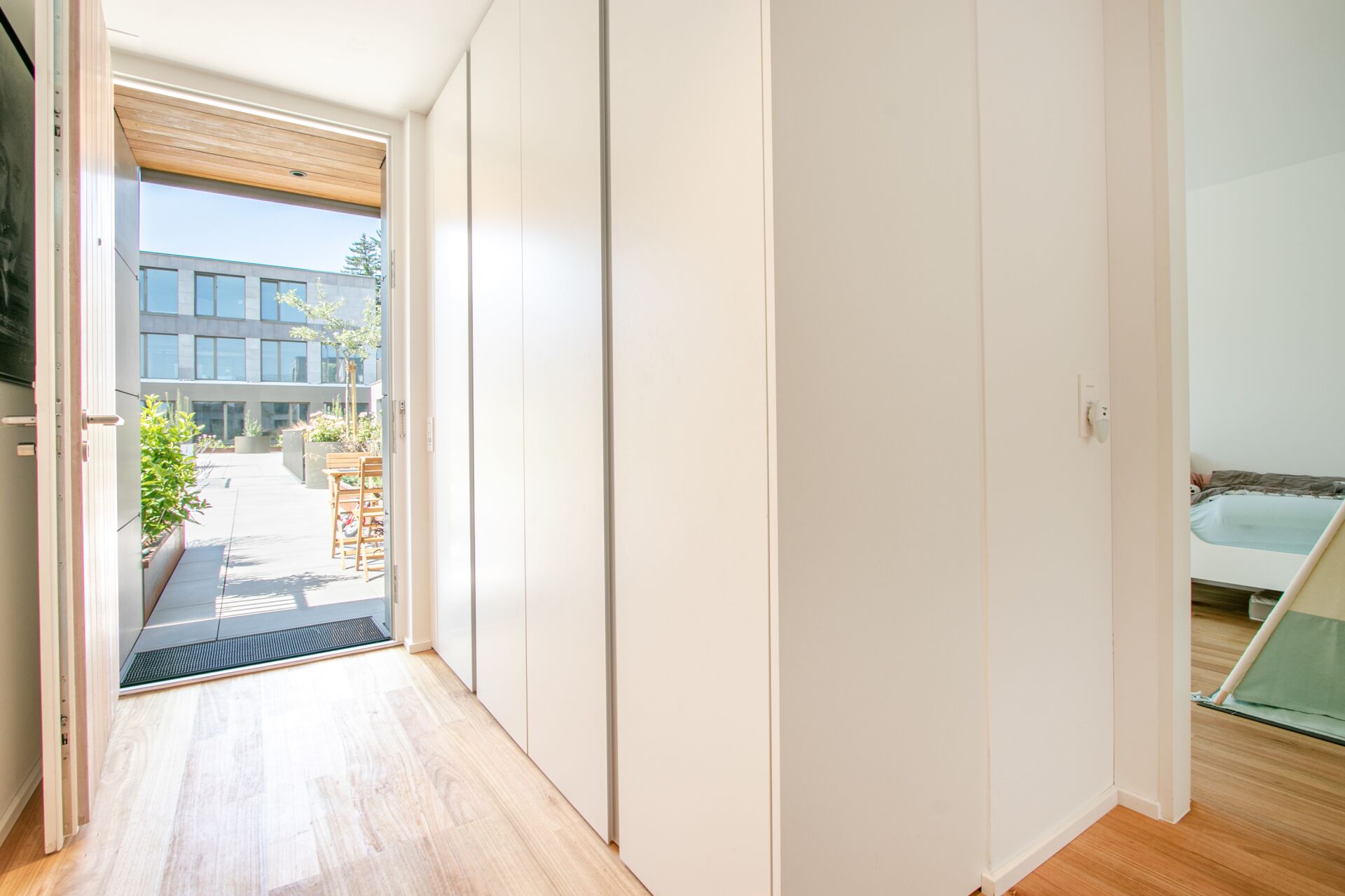 Heller Flur mit Blick ins Freie