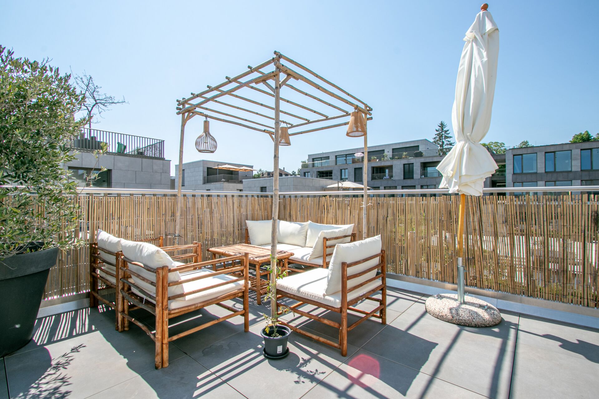 Dachterrasse mit Sitzgruppe und Pergola