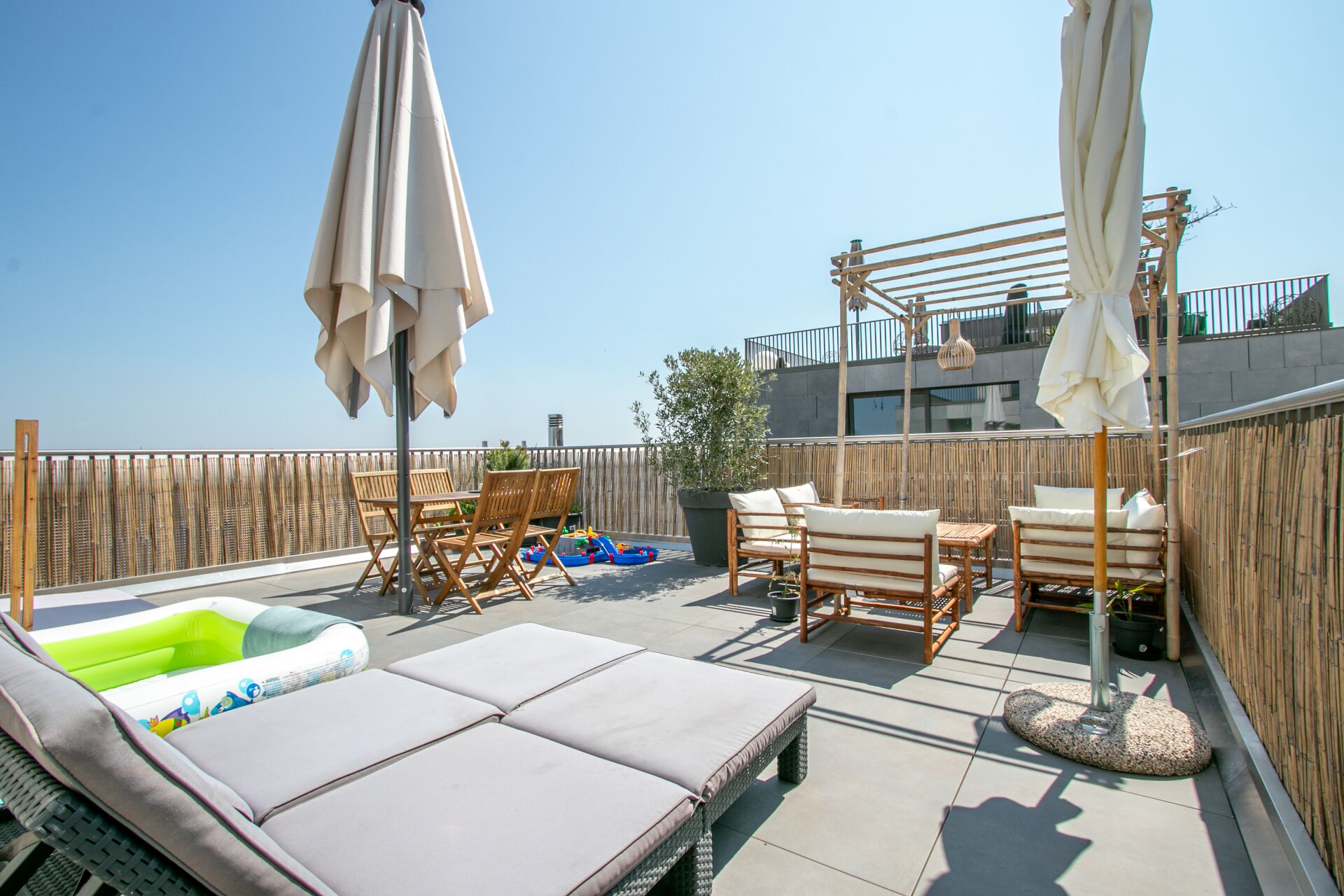 Dachterrasse mit Lounge- und Essbereich