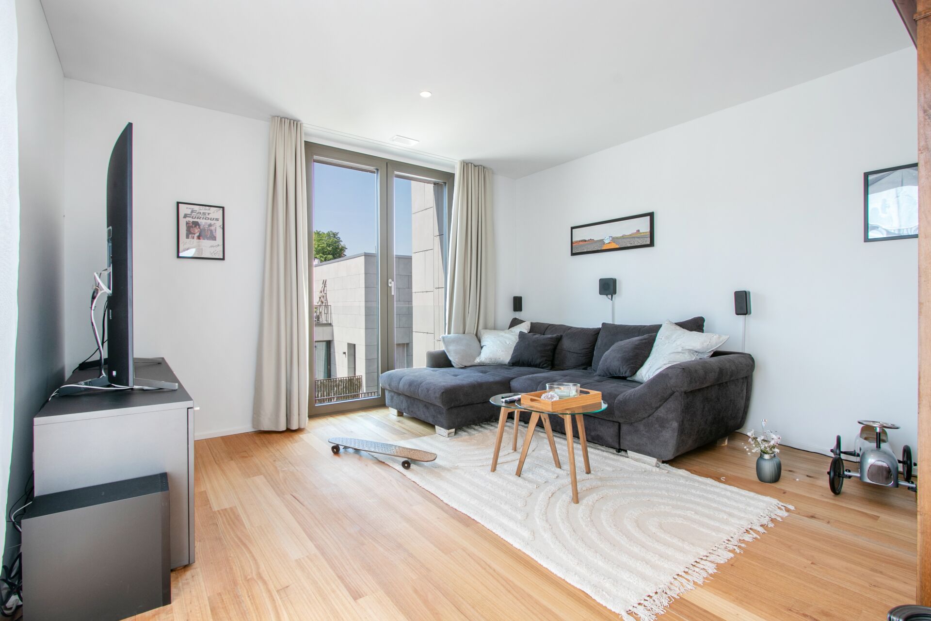 Helles Wohnzimmer mit Balkonblick