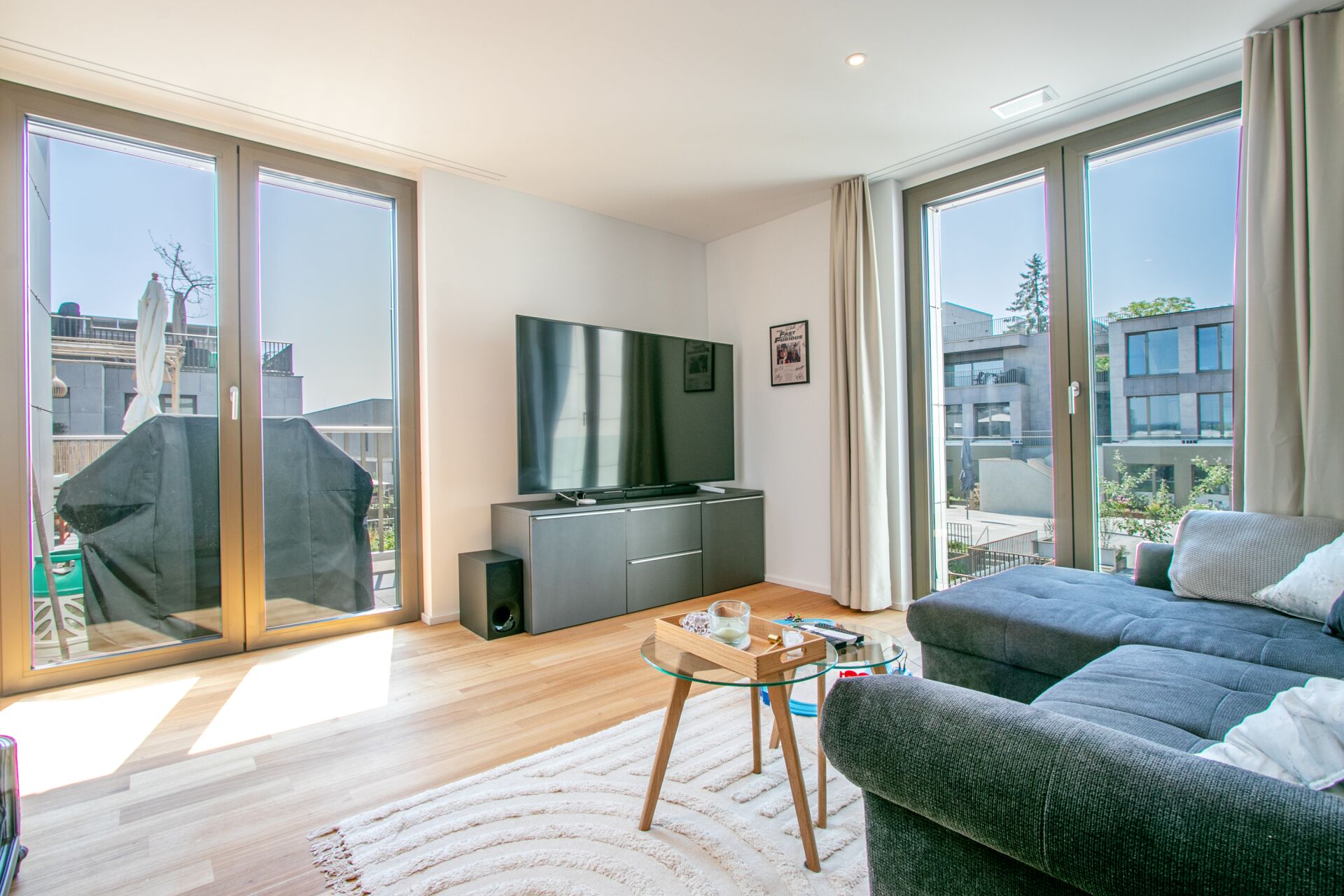 Helles Wohnzimmer mit Balkonblick