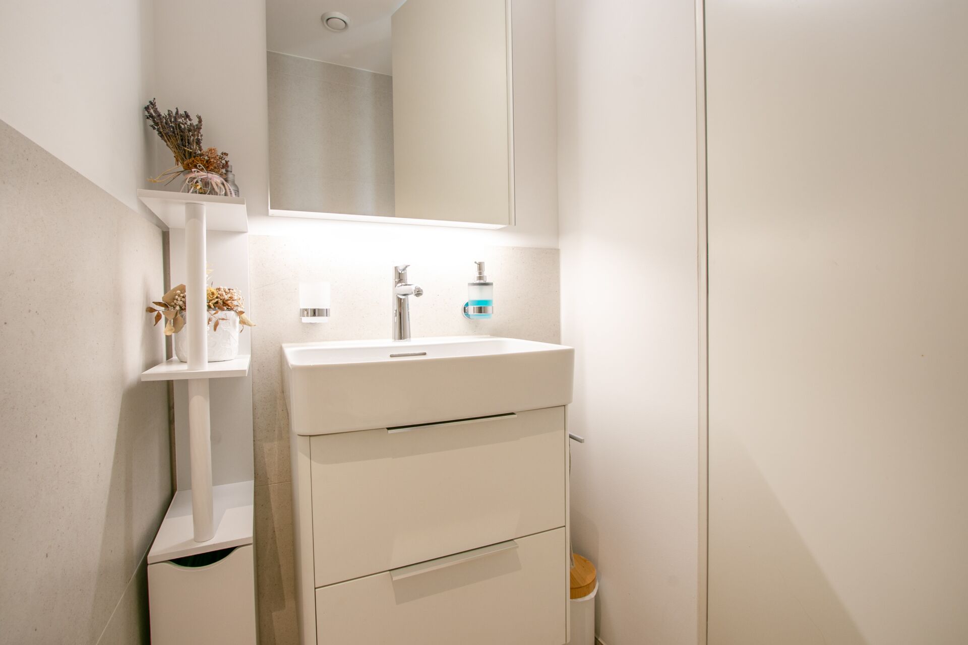 Modernes Gäste-WC mit Waschtisch