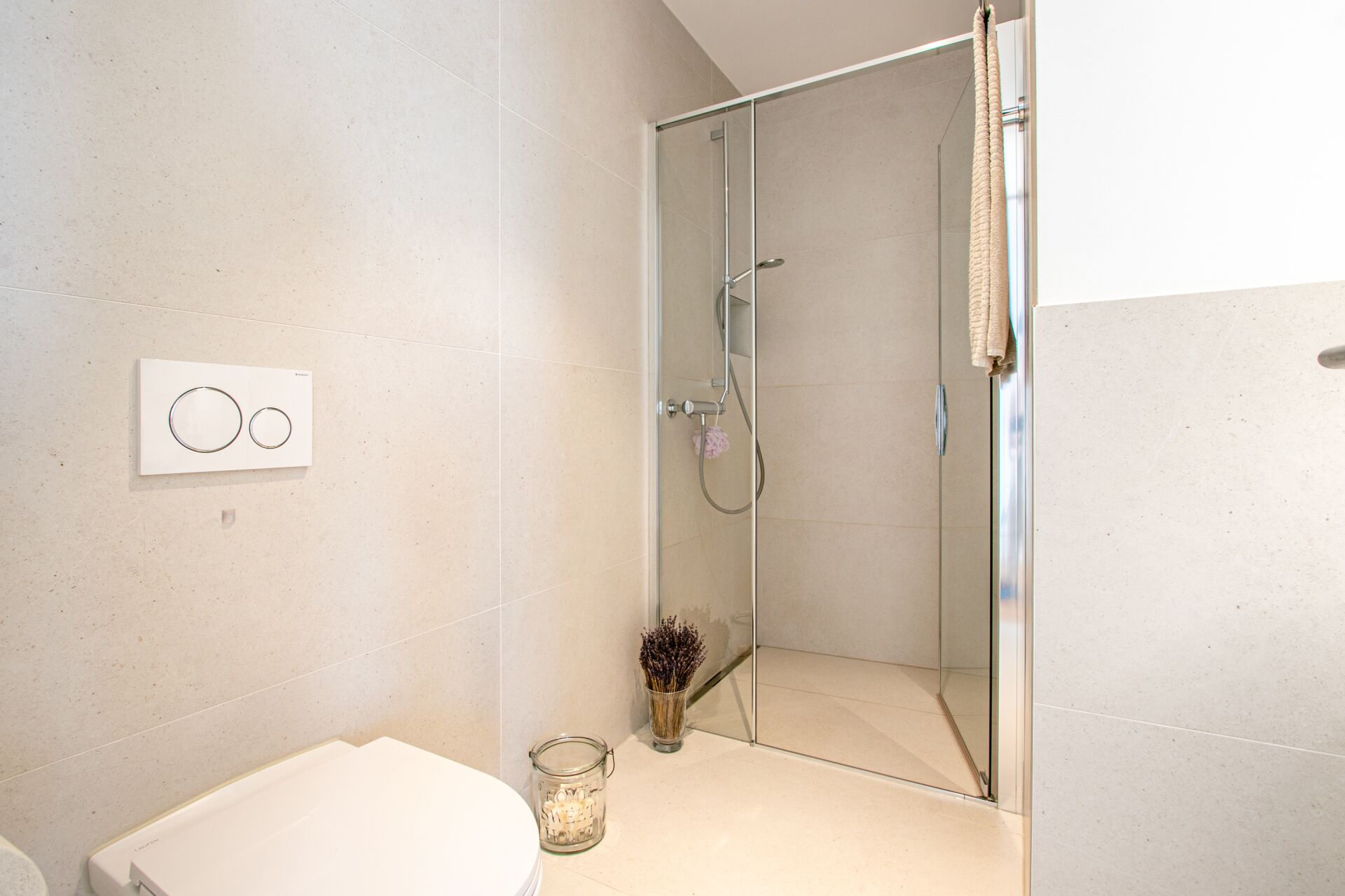 Modernes Badezimmer mit begehbarer Dusche