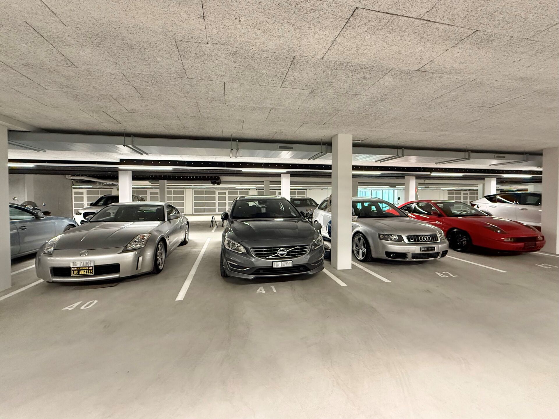 Tiefgarage mit Sportwagen