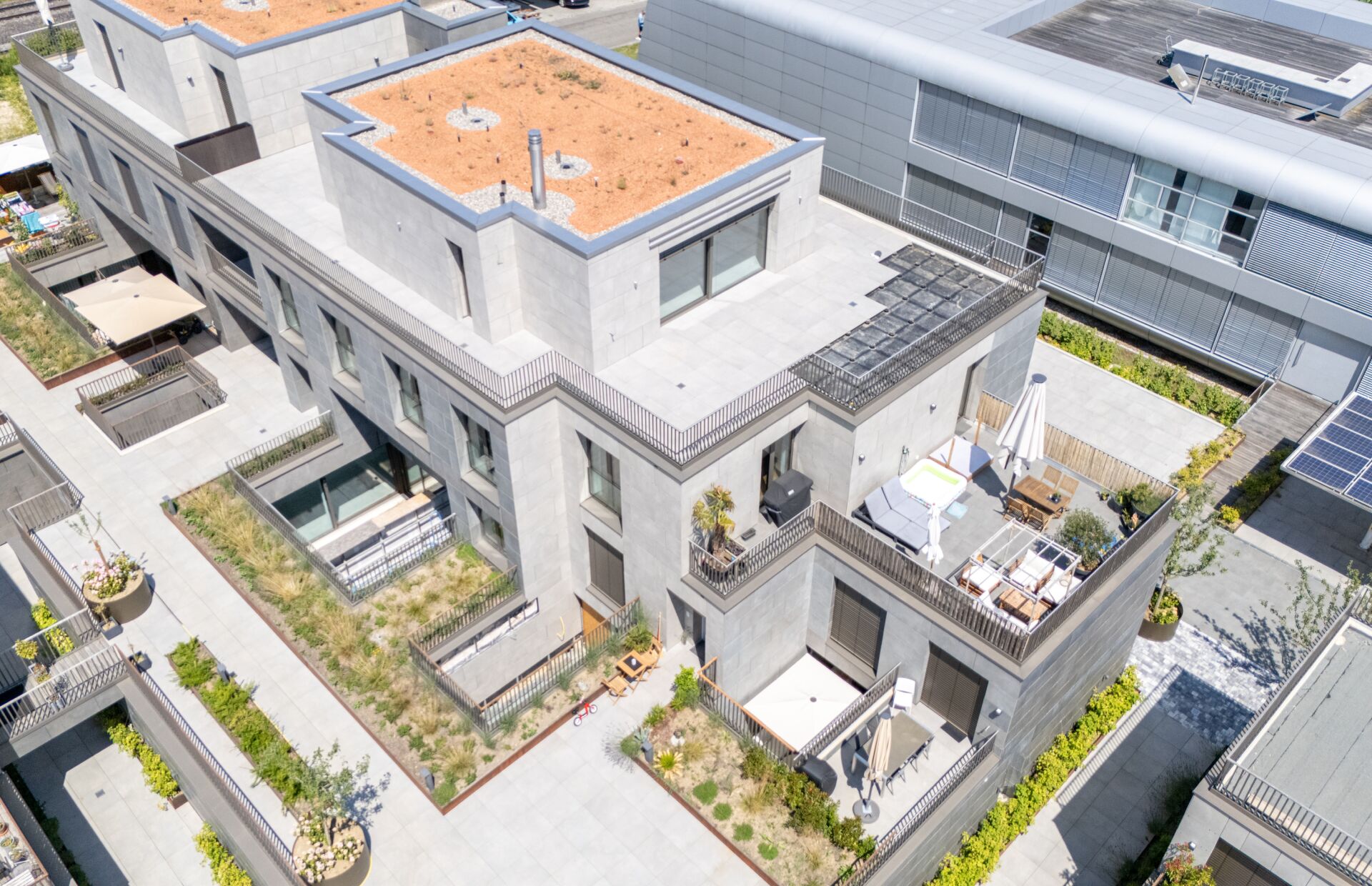 Drohnenaufnahme eines modernen Wohnkomplexes mit Dachterrassen