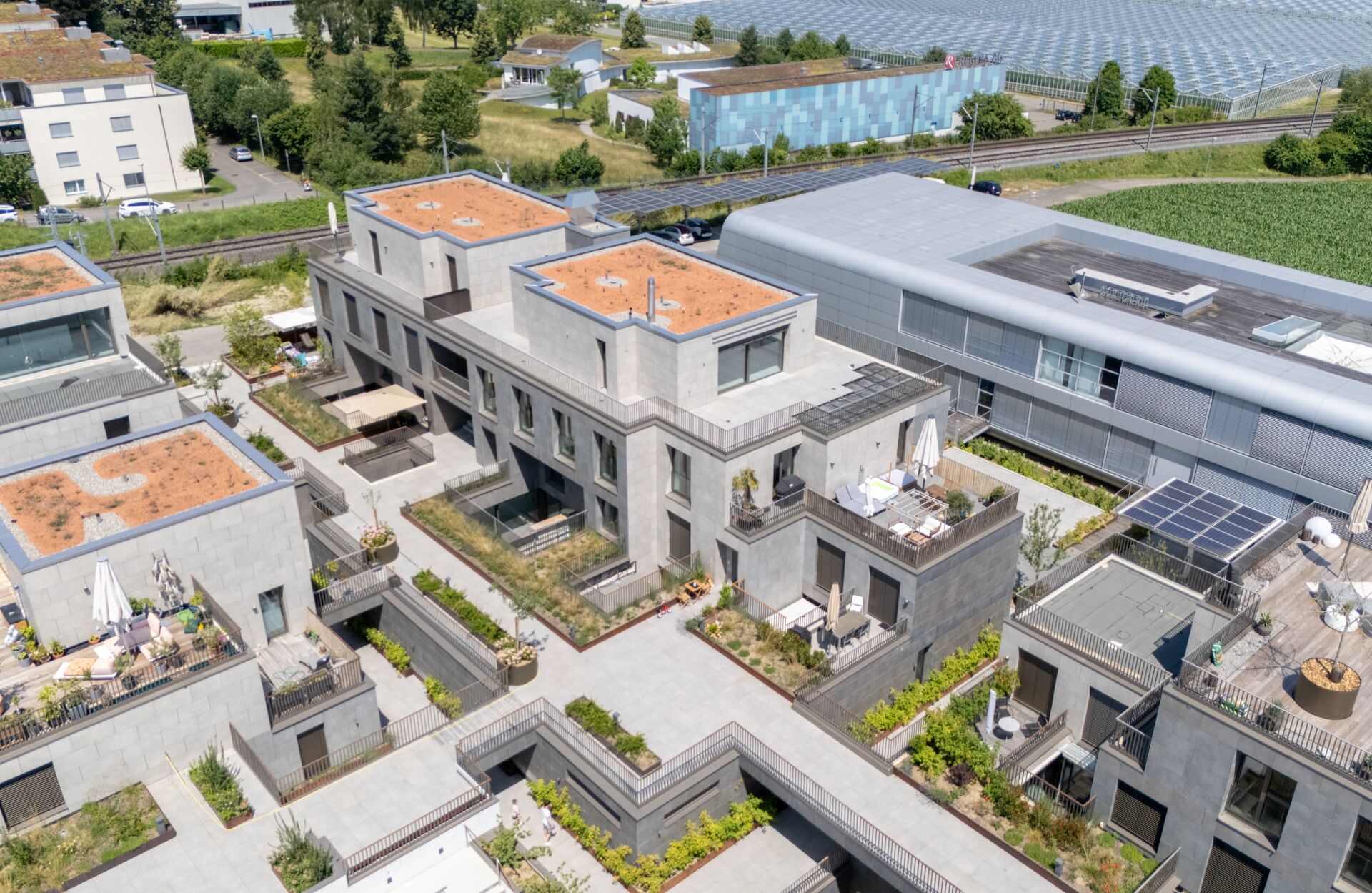 Luftaufnahme eines modernen Wohnkomplexes mit Dachterrassen