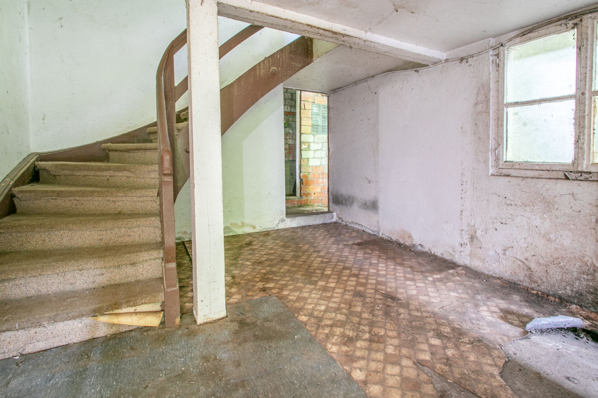 Unrenovierter Treppenraum mit Kellercharakter