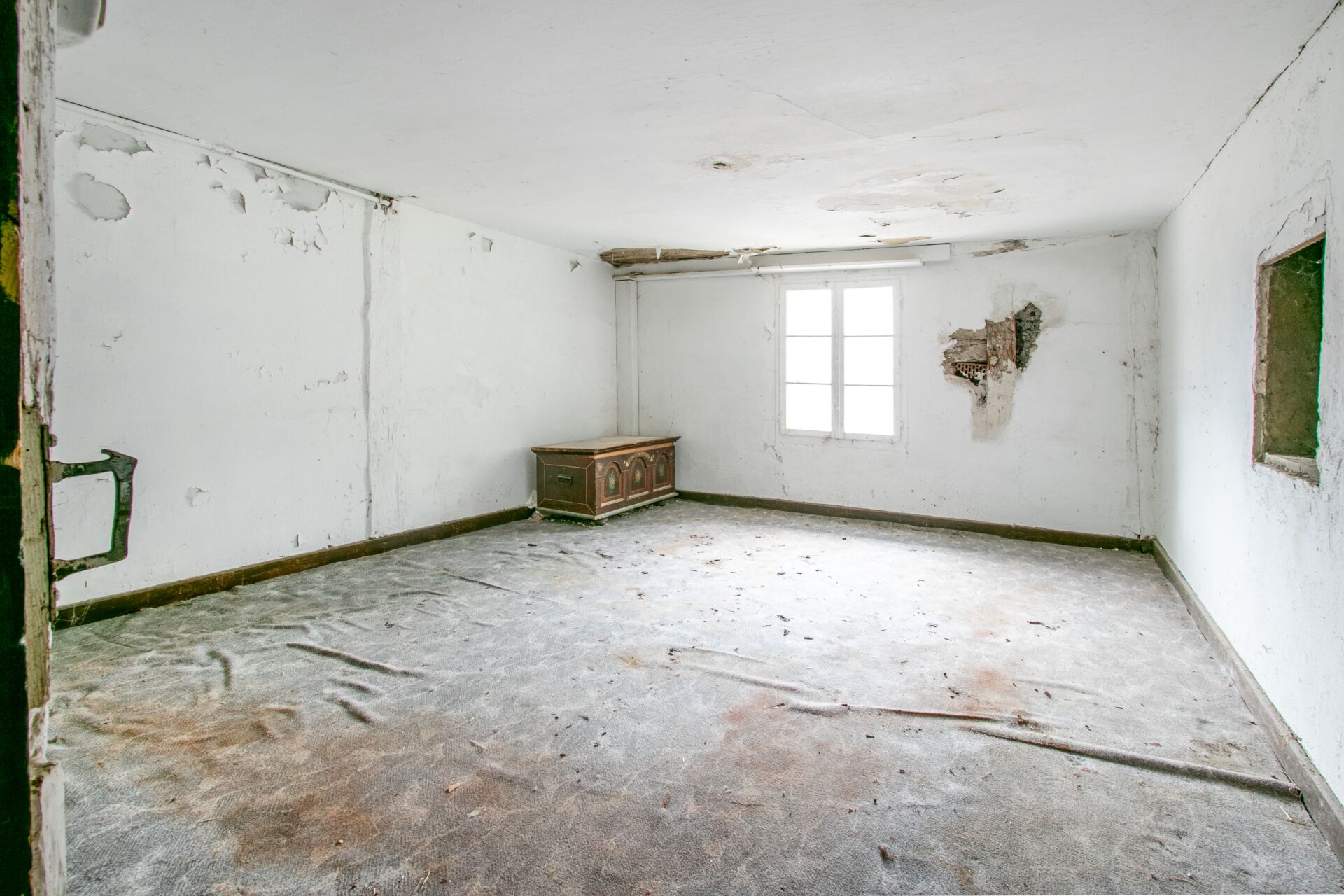 Sanierungsbedürftiger leerer Raum