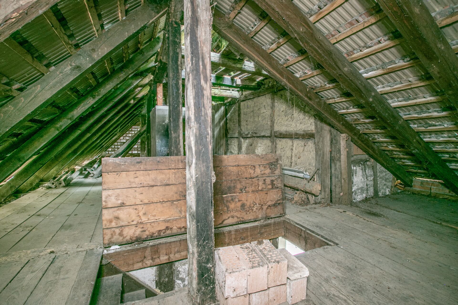 Dachboden mit offenem Holztragwerk