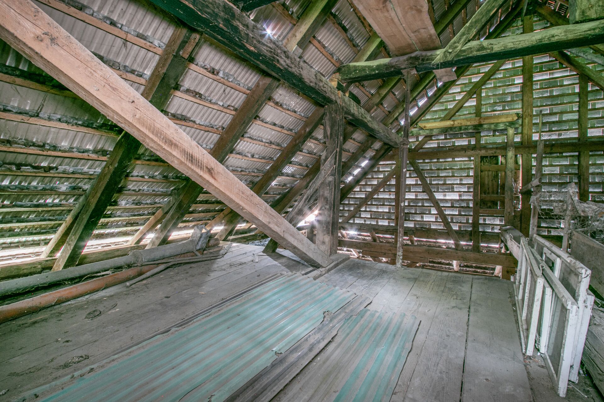 Dachboden mit sichtbarer Holztragstruktur