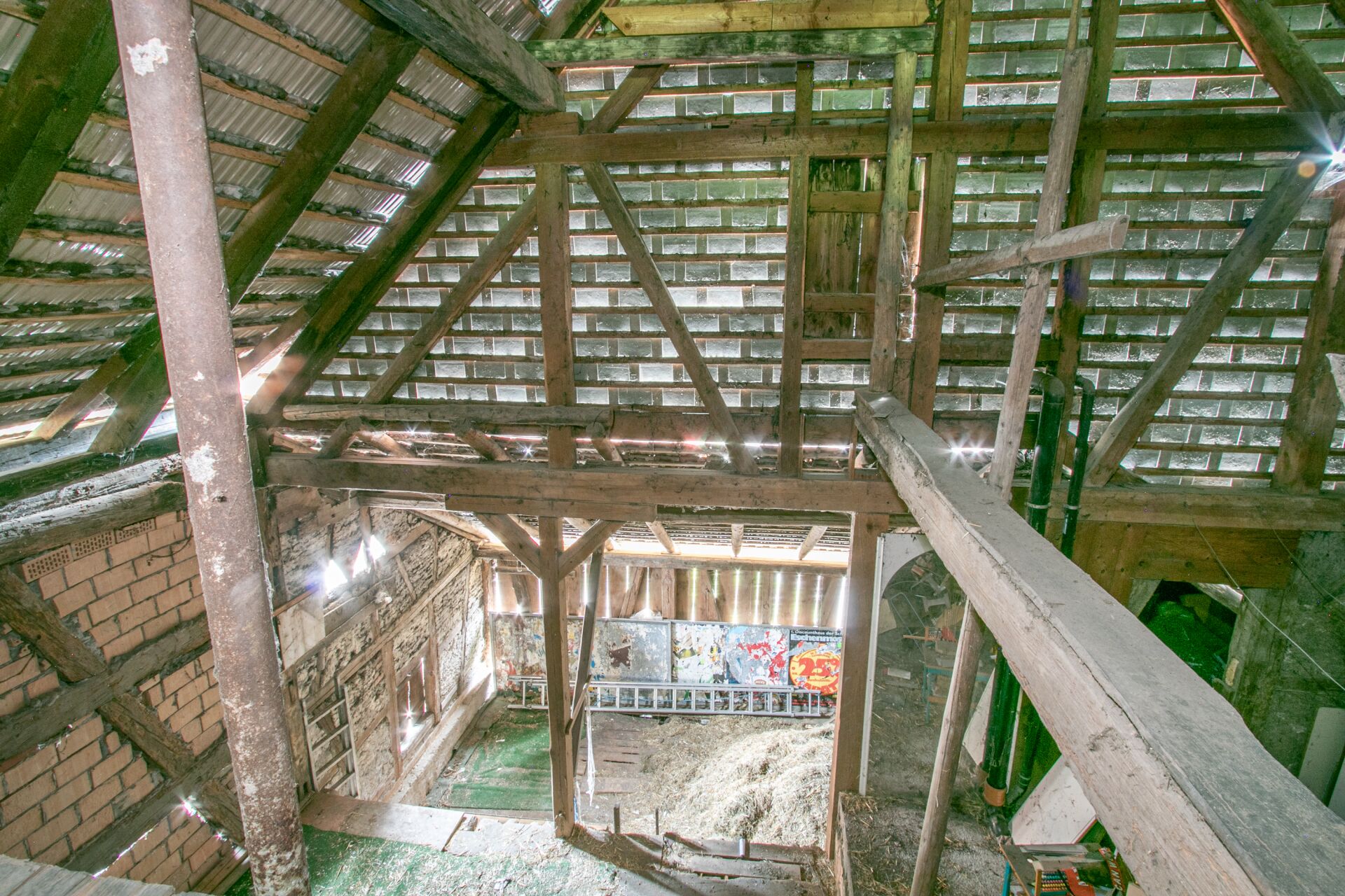 Dachboden-/Scheuneninnenraum mit offenem Holztragwerk