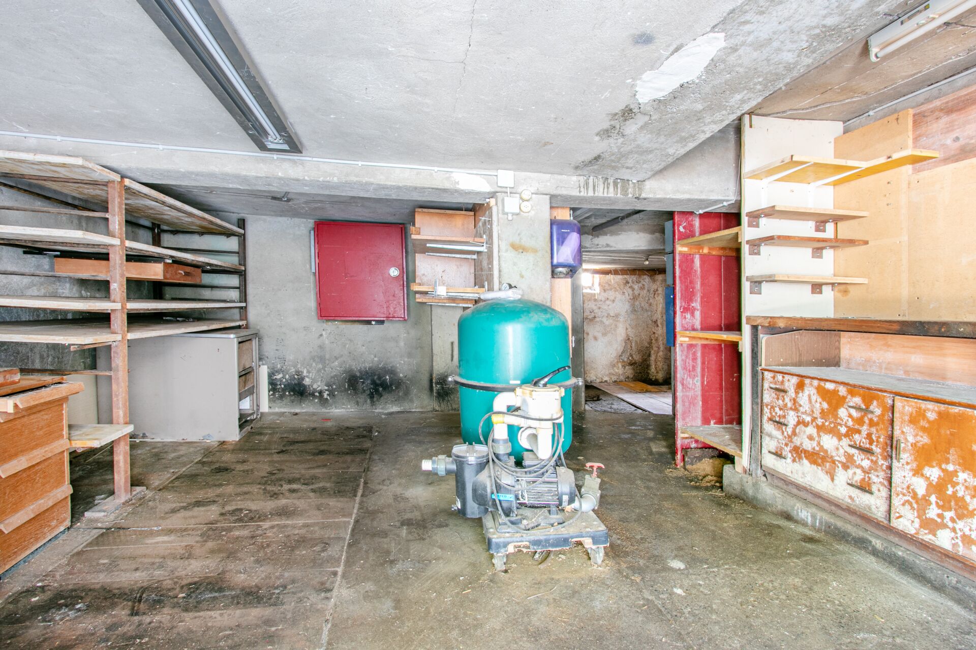 Keller mit Technik und Regalen