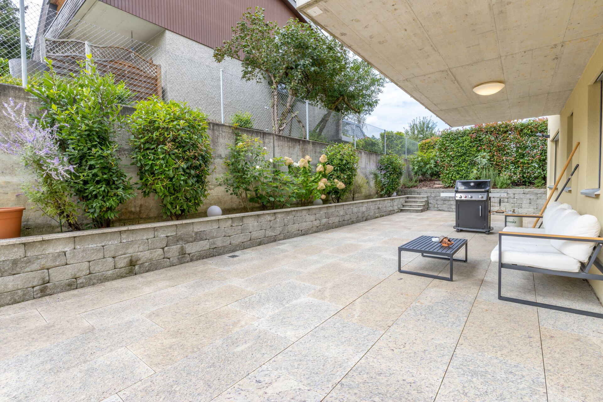 Gepflegte Terrasse mit Lounge- und Grillbereich