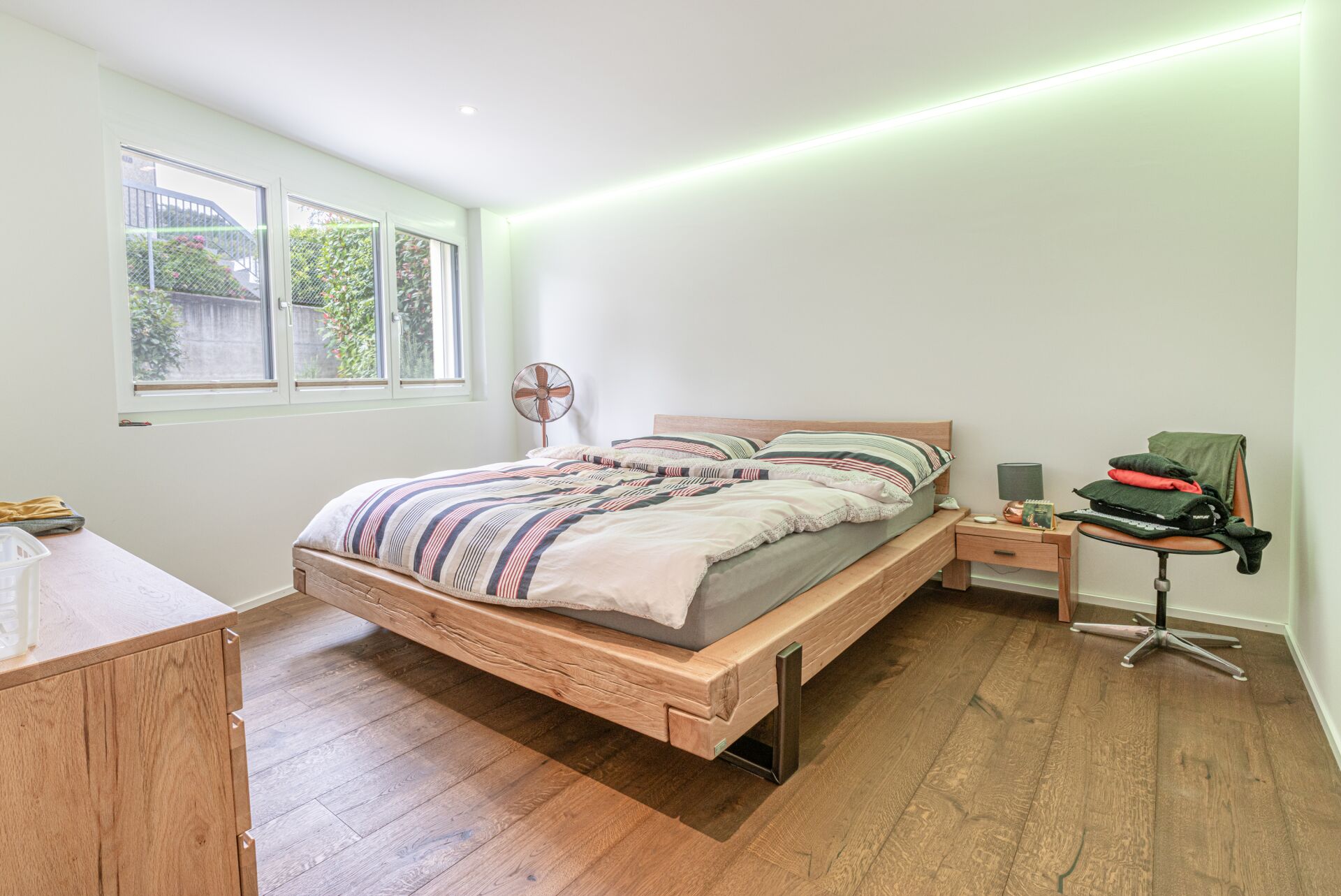 Helles Schlafzimmer mit Holzmöbeln