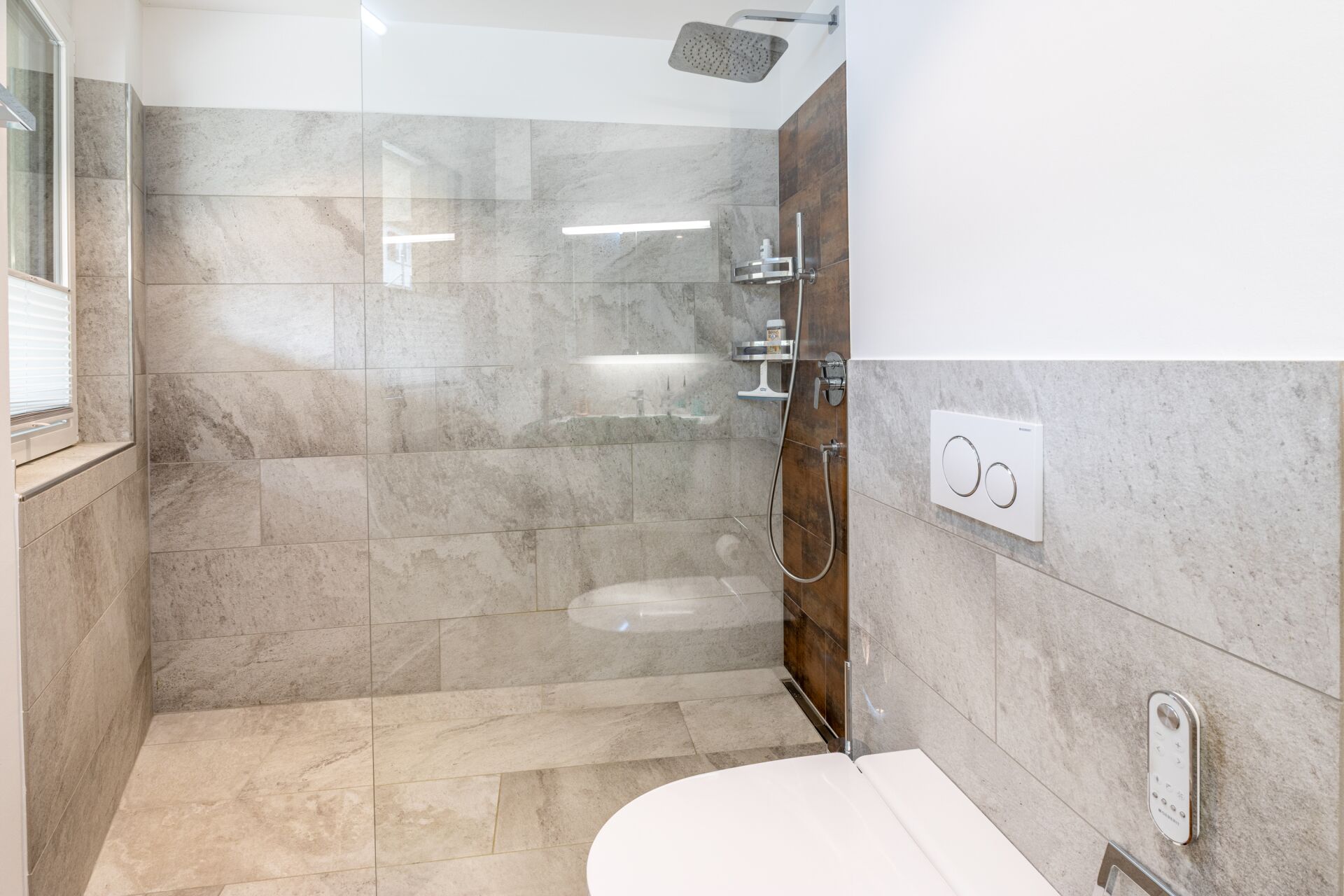 Modernes Badezimmer mit begehbarer Dusche