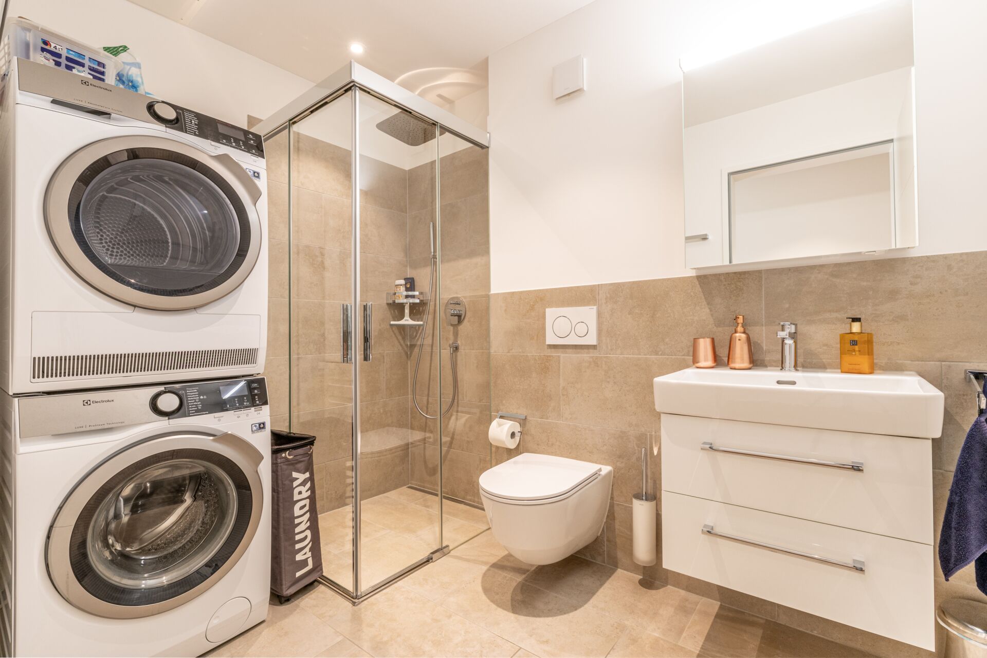 Modernes Badezimmer mit Waschturm