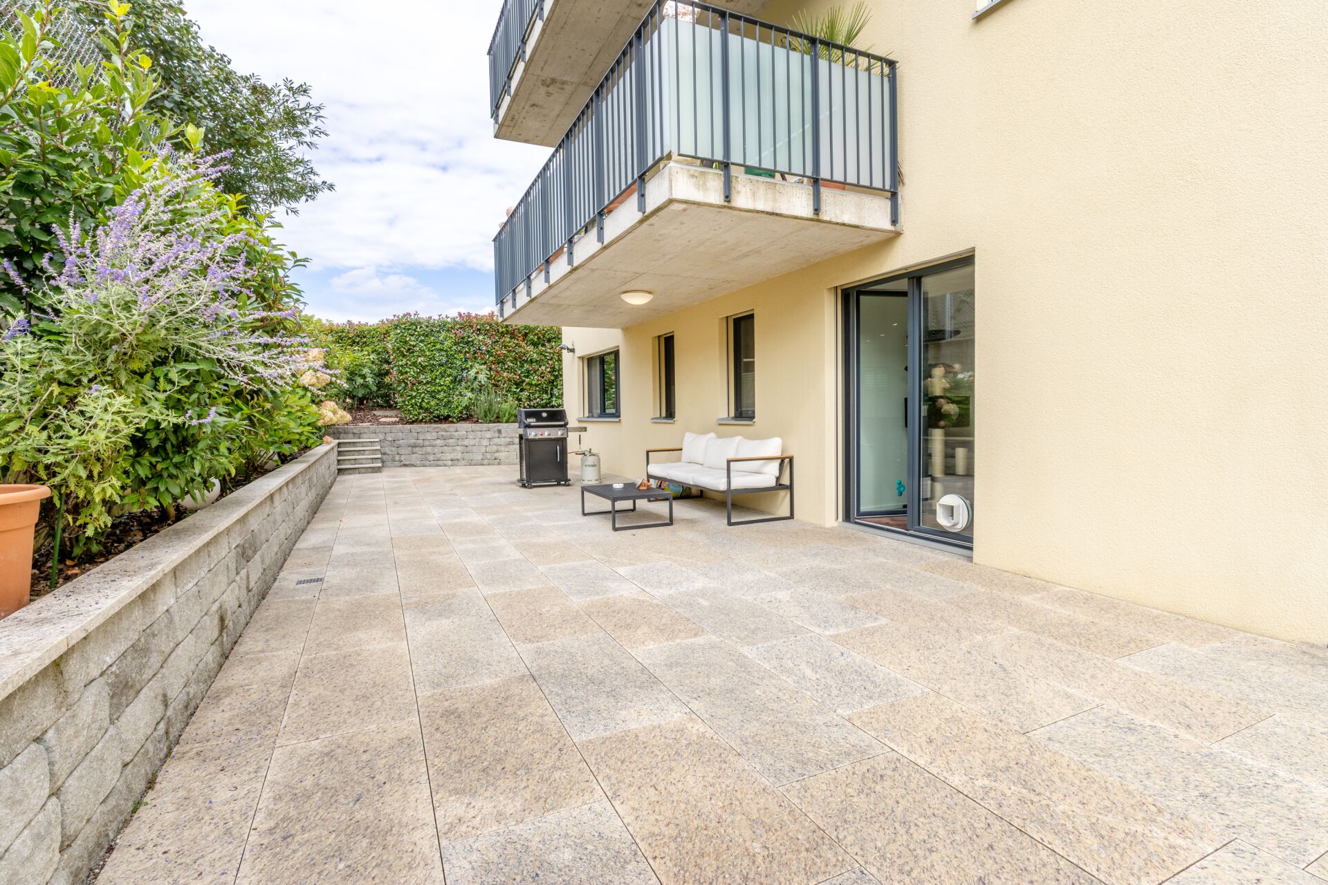 Terrasse mit Garten und Balkonansicht