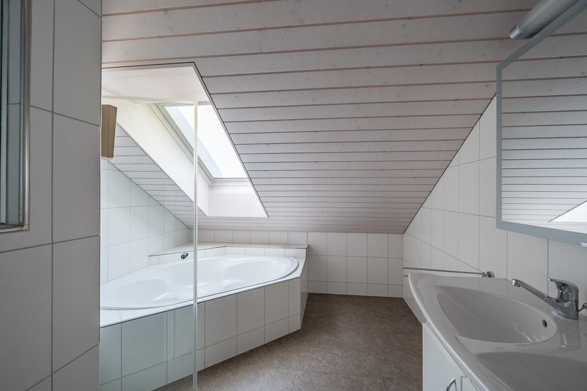 Badezimmer mit Dachschräge und Badewanne