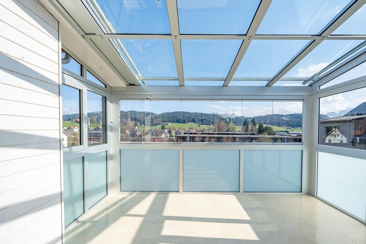 Heller verglaster Wintergarten mit Bergblick