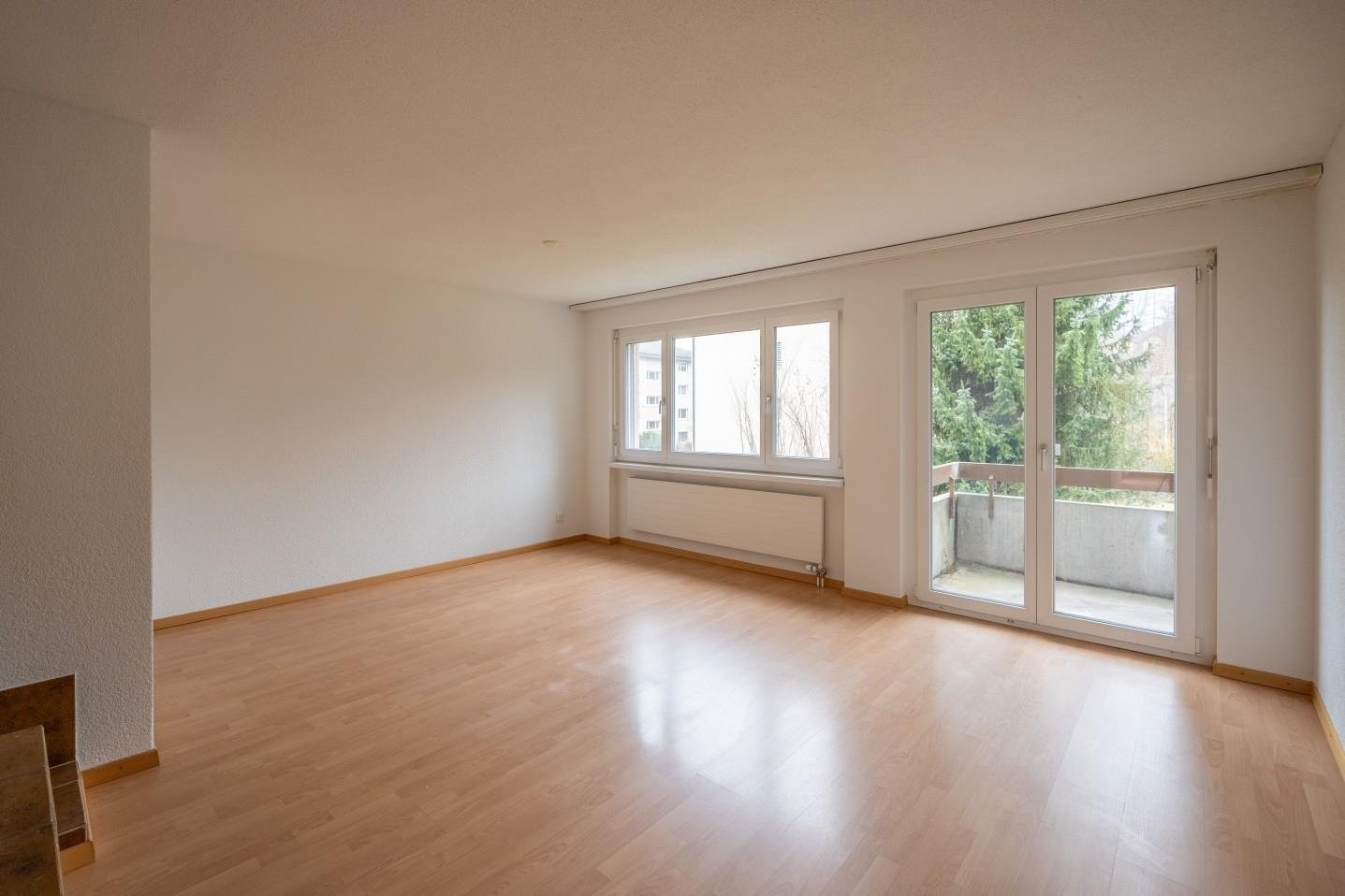 Heller leerer Wohnraum mit Balkon