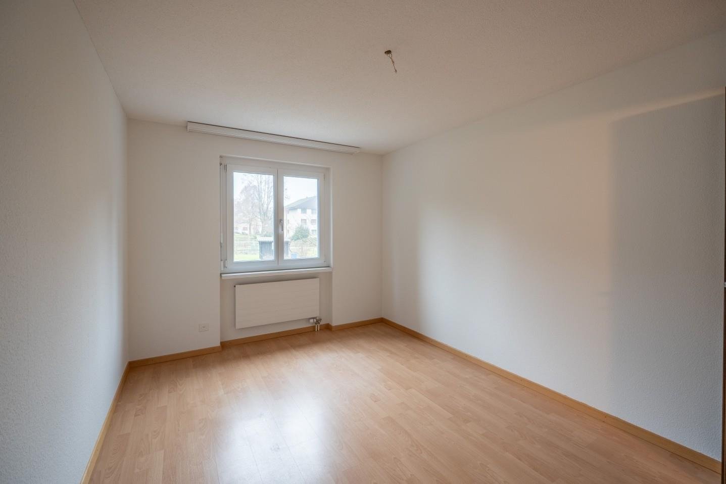Helles, leer geräumtes Zimmer mit Fenster