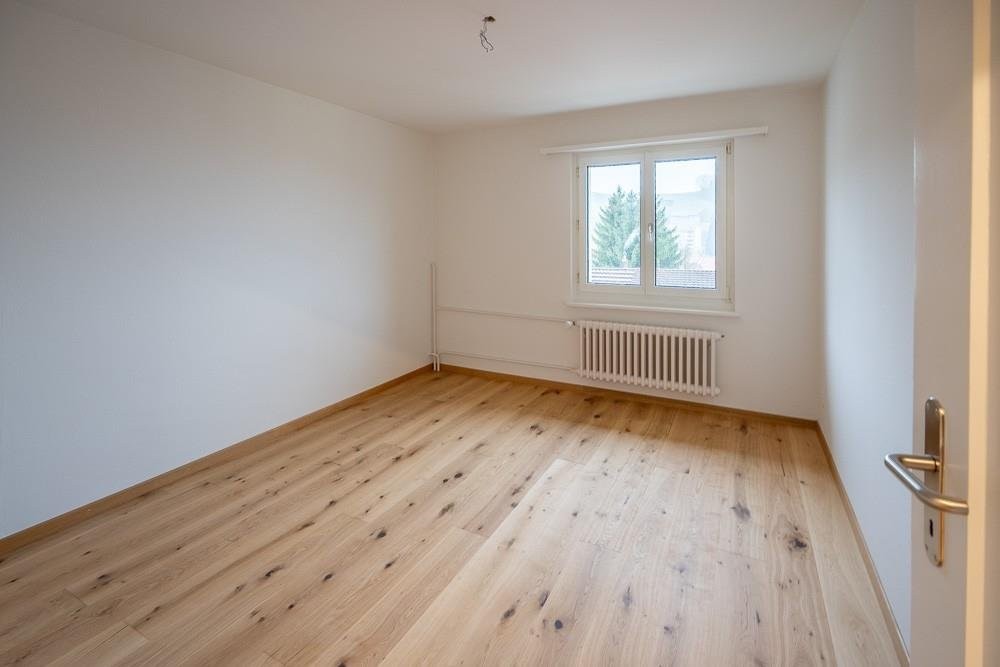 Leeres Zimmer mit Holzboden und Fenster