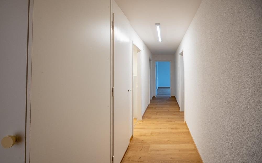 Heller Flur mit Holzboden