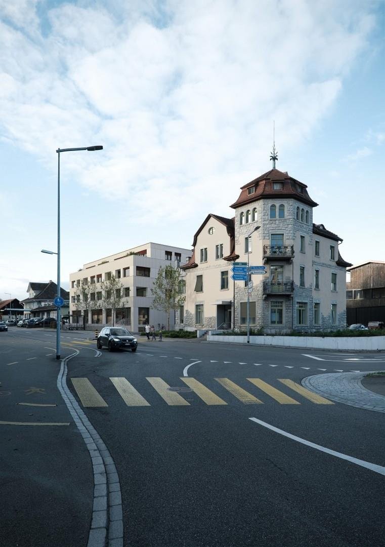 Historisches Eckgebäude an einer Straßenkreuzung