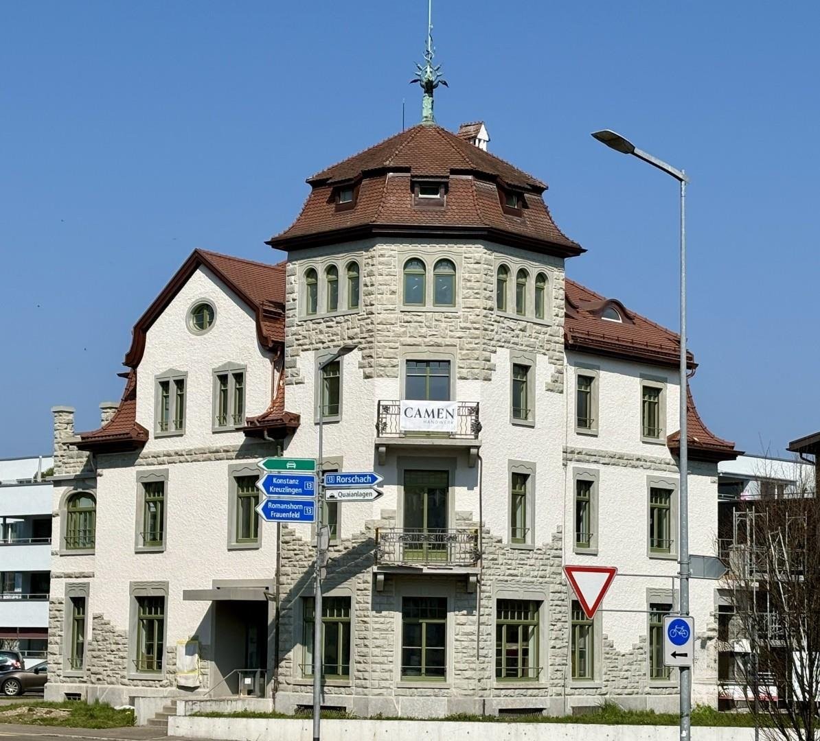 Historisches Gebäude mit markantem Turm